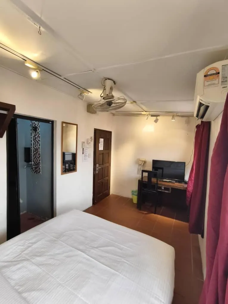 Bed in Red Inn Court