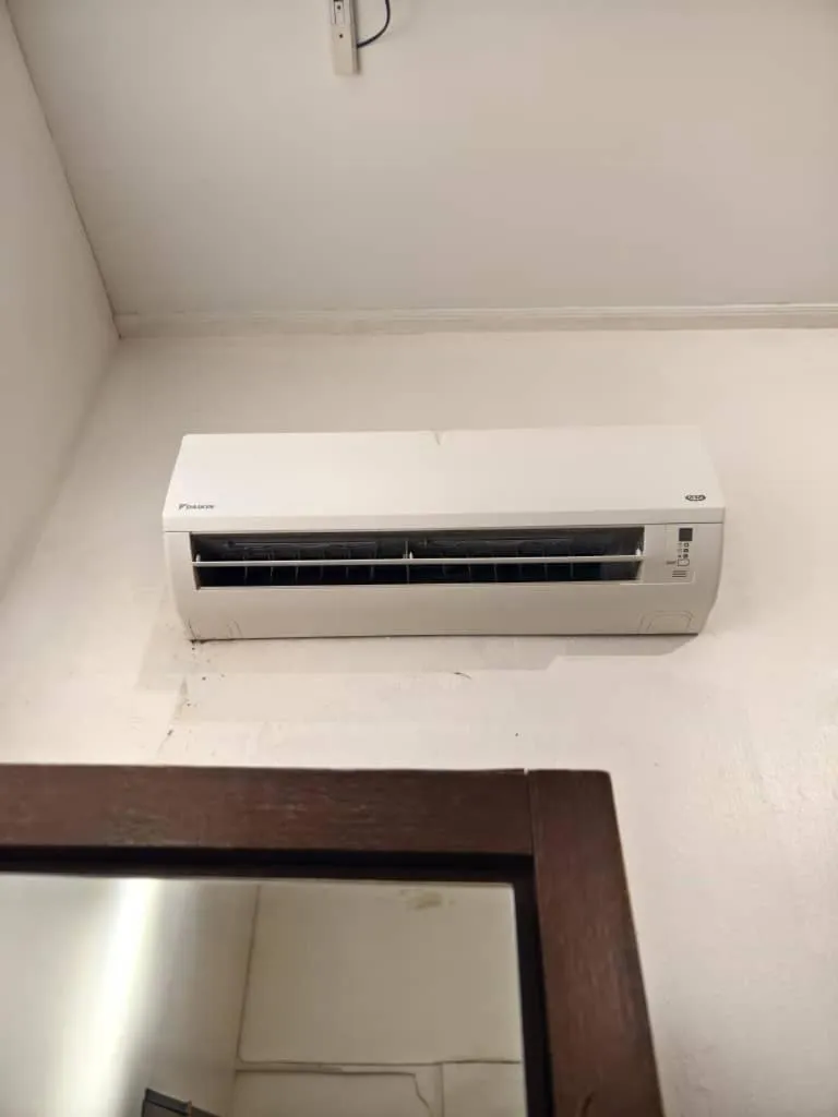 air conditioner in Red Inn Court