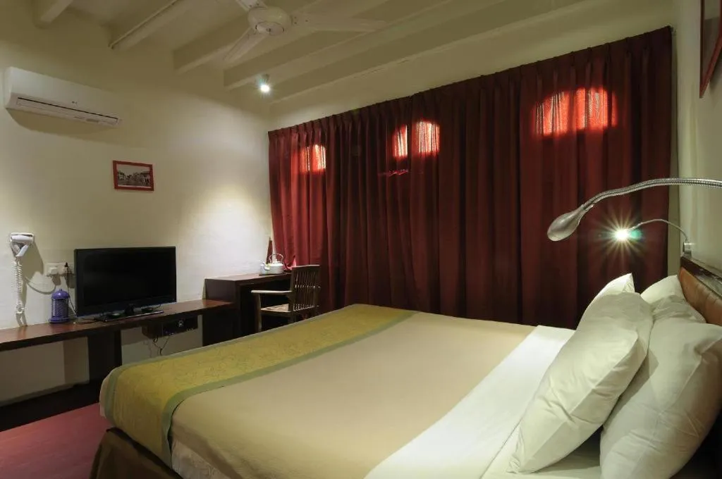 Bed in Red Inn Court