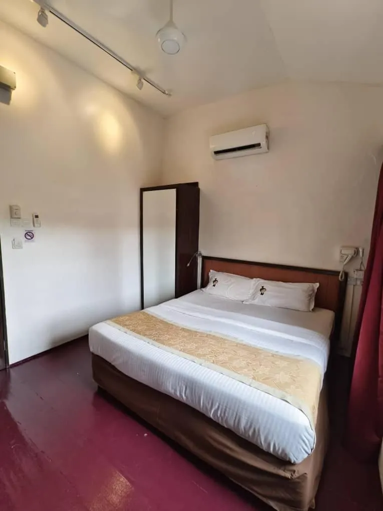 Bed in Red Inn Court