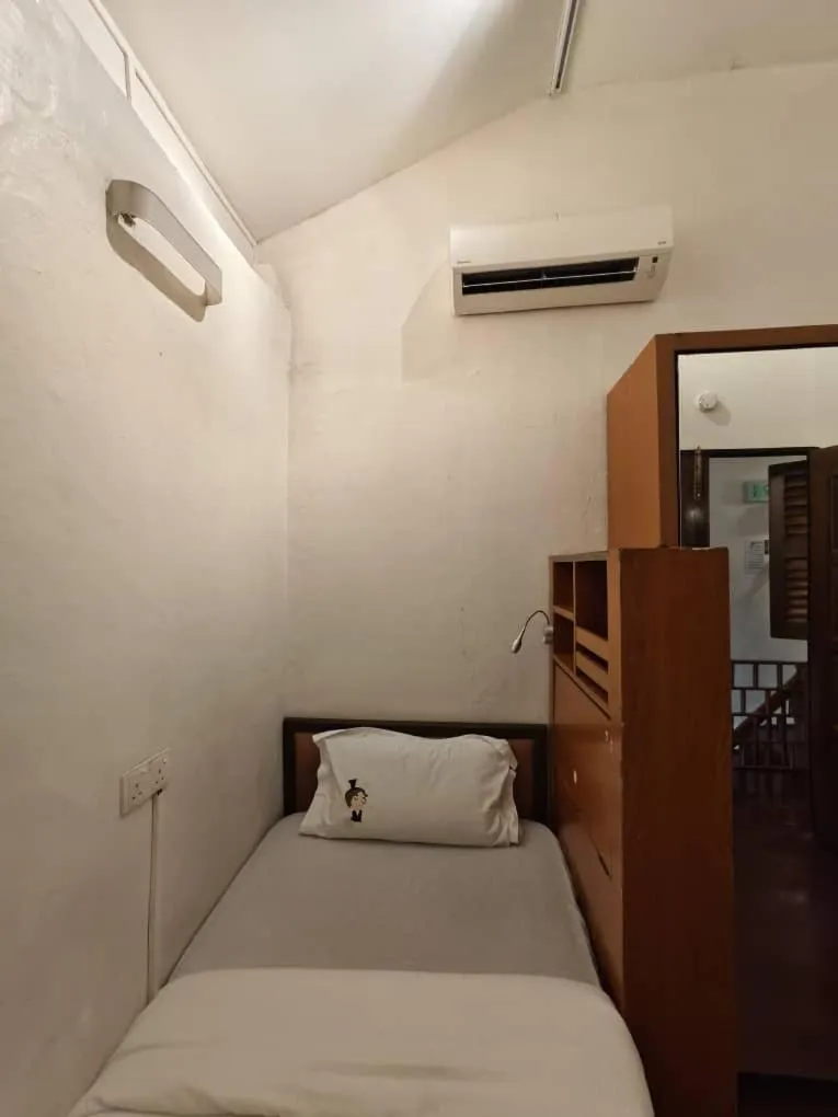 Bed in Red Inn Court