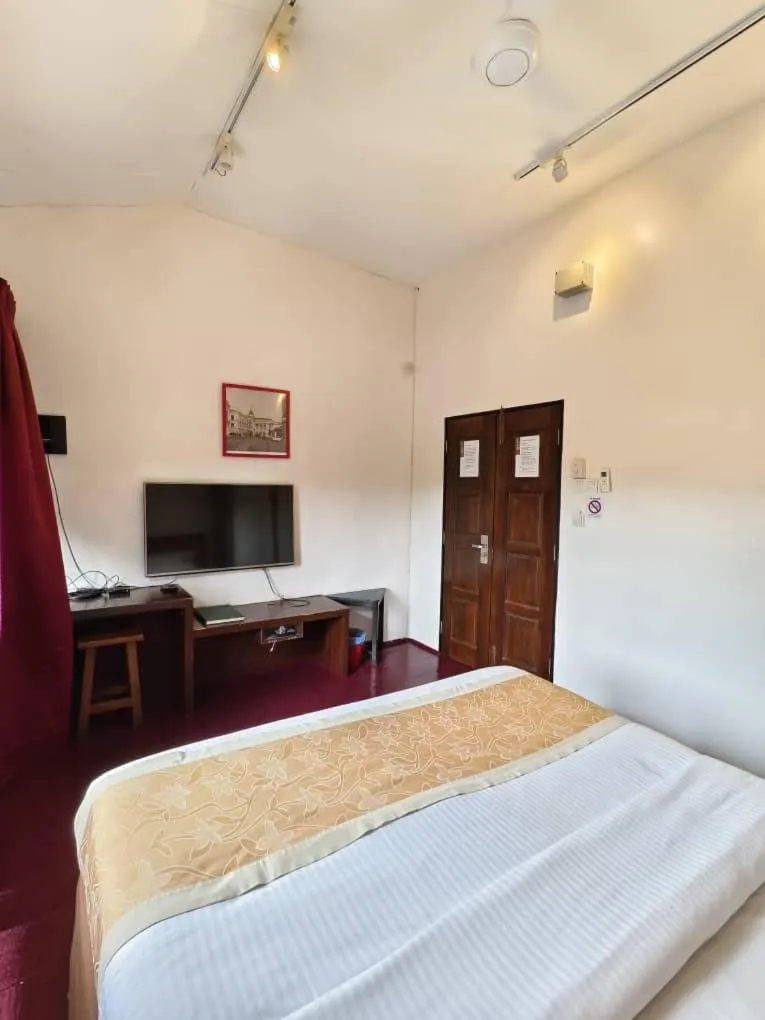 Bed in Red Inn Court