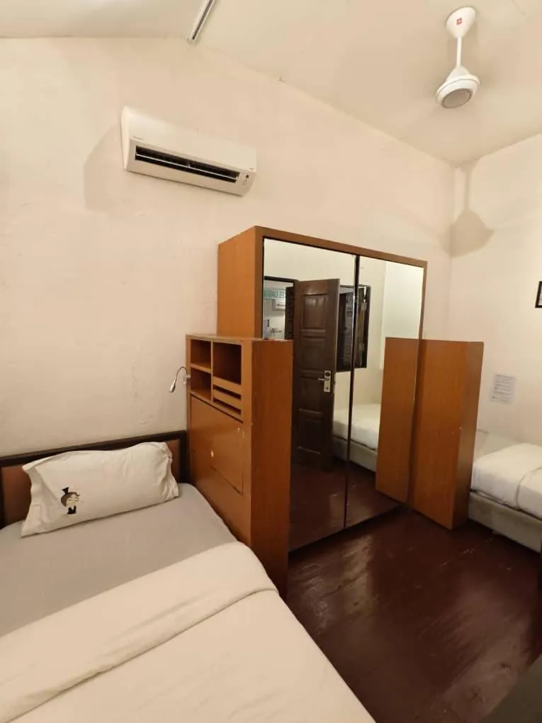 Bed in Red Inn Court