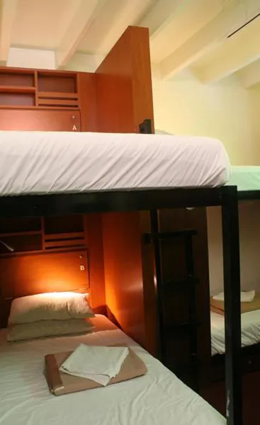 Bed in Red Inn Court