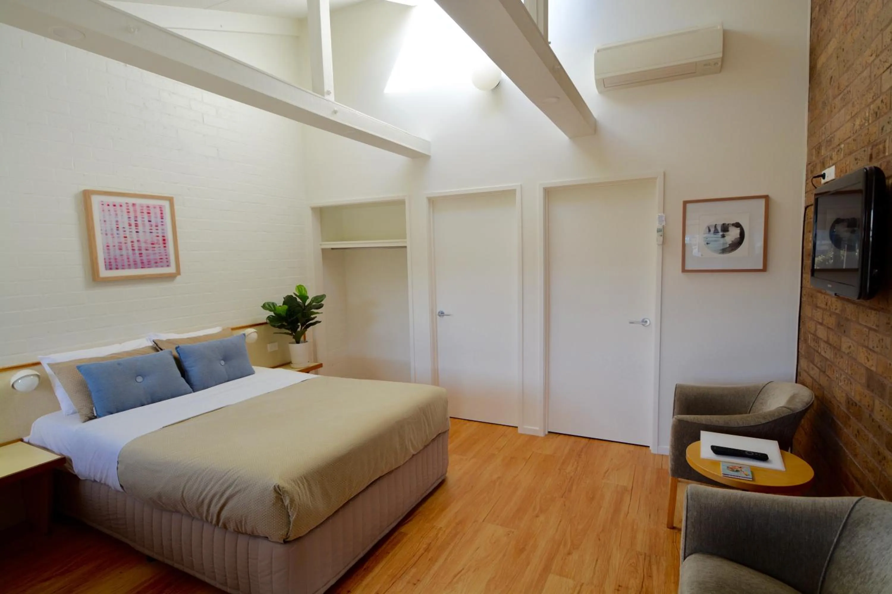 Photo of the whole room, Bed in Beachfront Motel