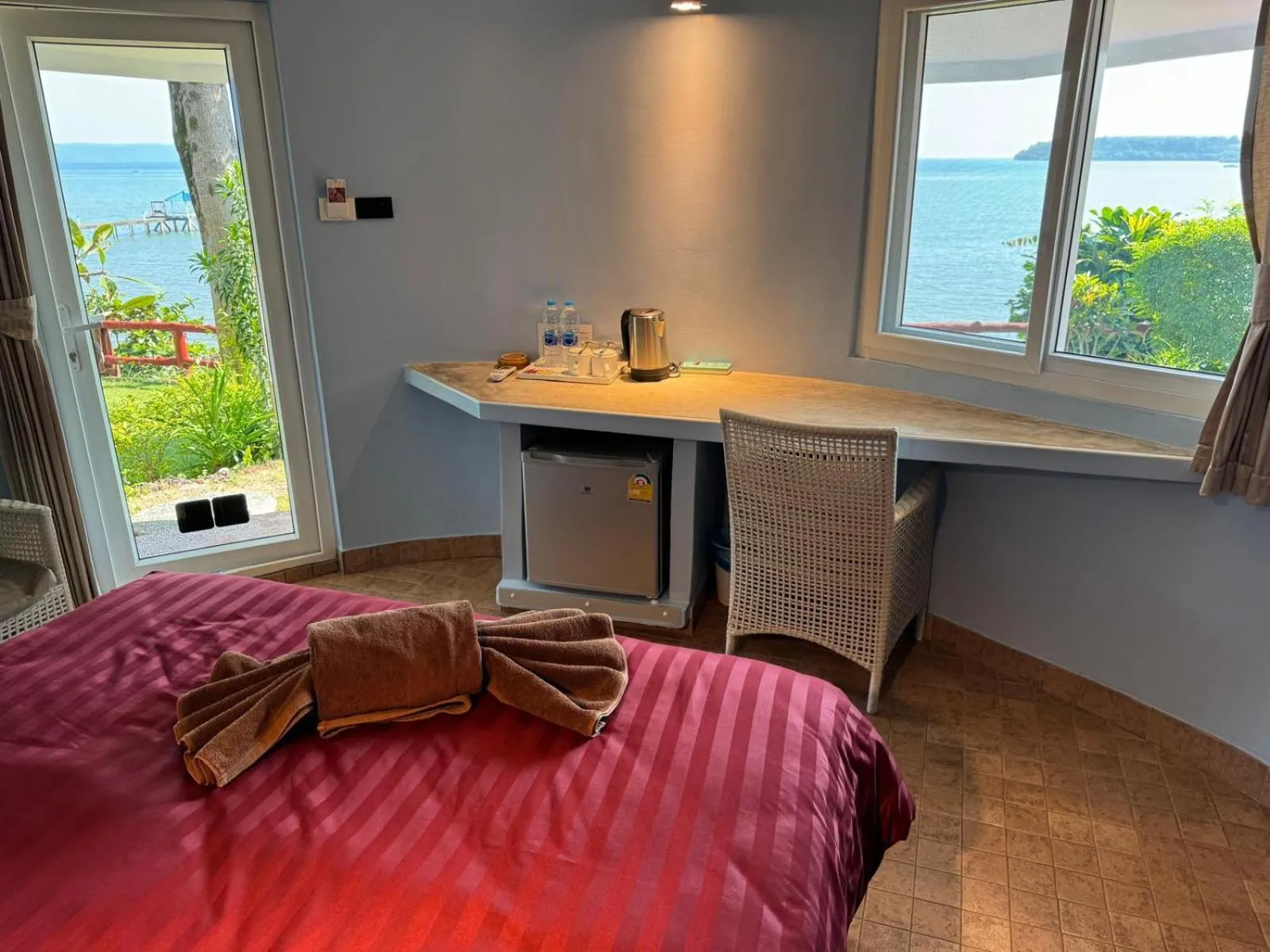 Bed in Koh Mak Buri Hut Natural Resort