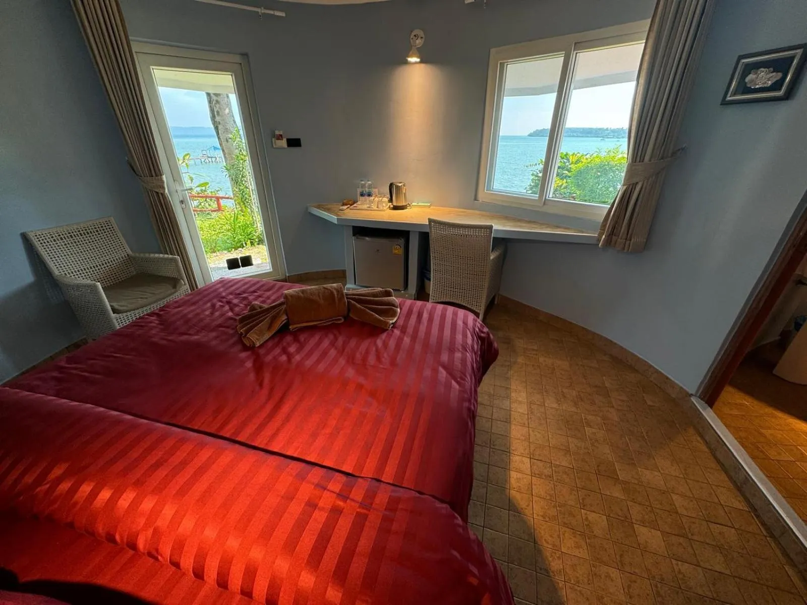 Bed in Koh Mak Buri Hut Natural Resort