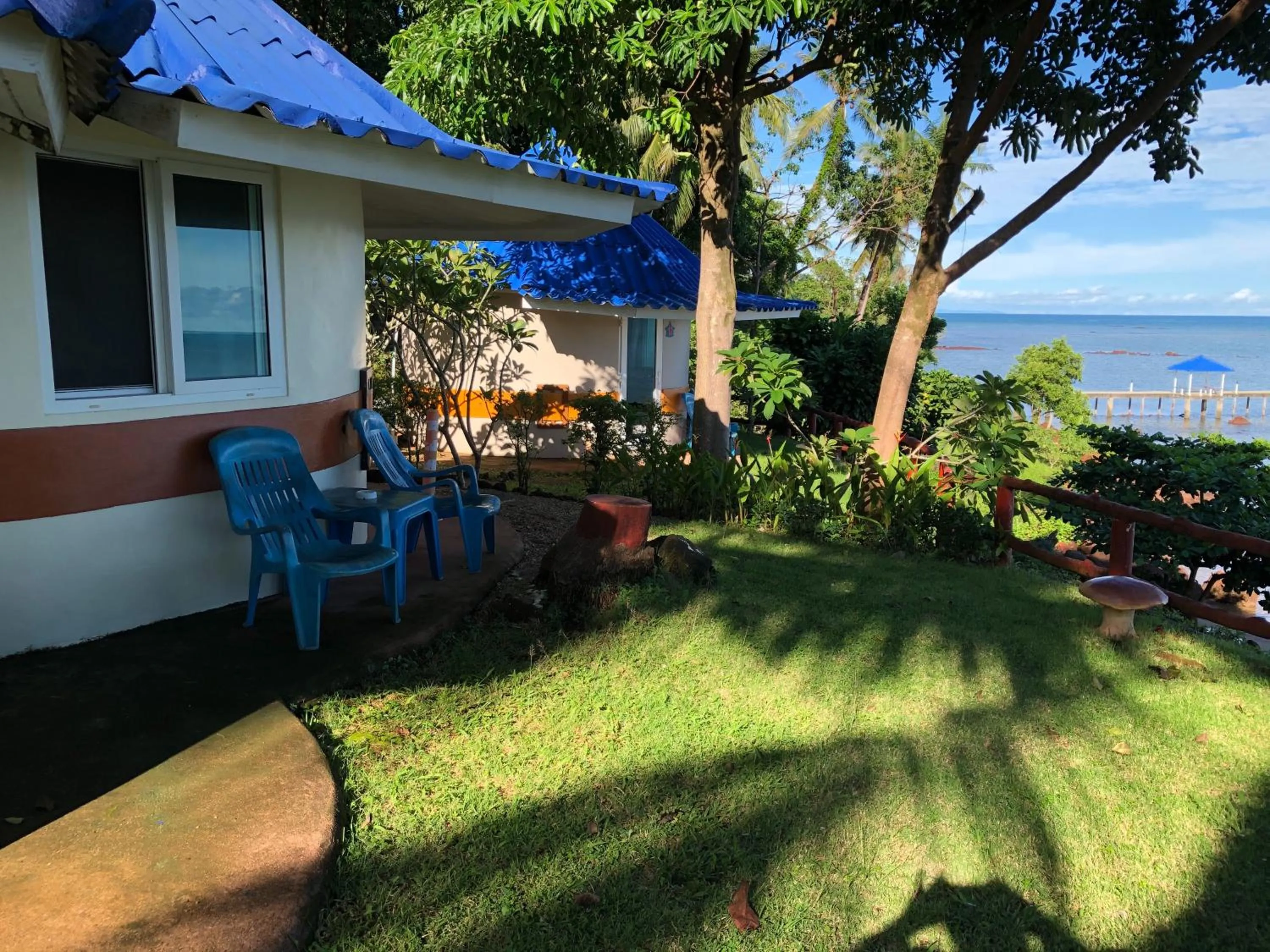 Photo of the whole room in Koh Mak Buri Hut Natural Resort
