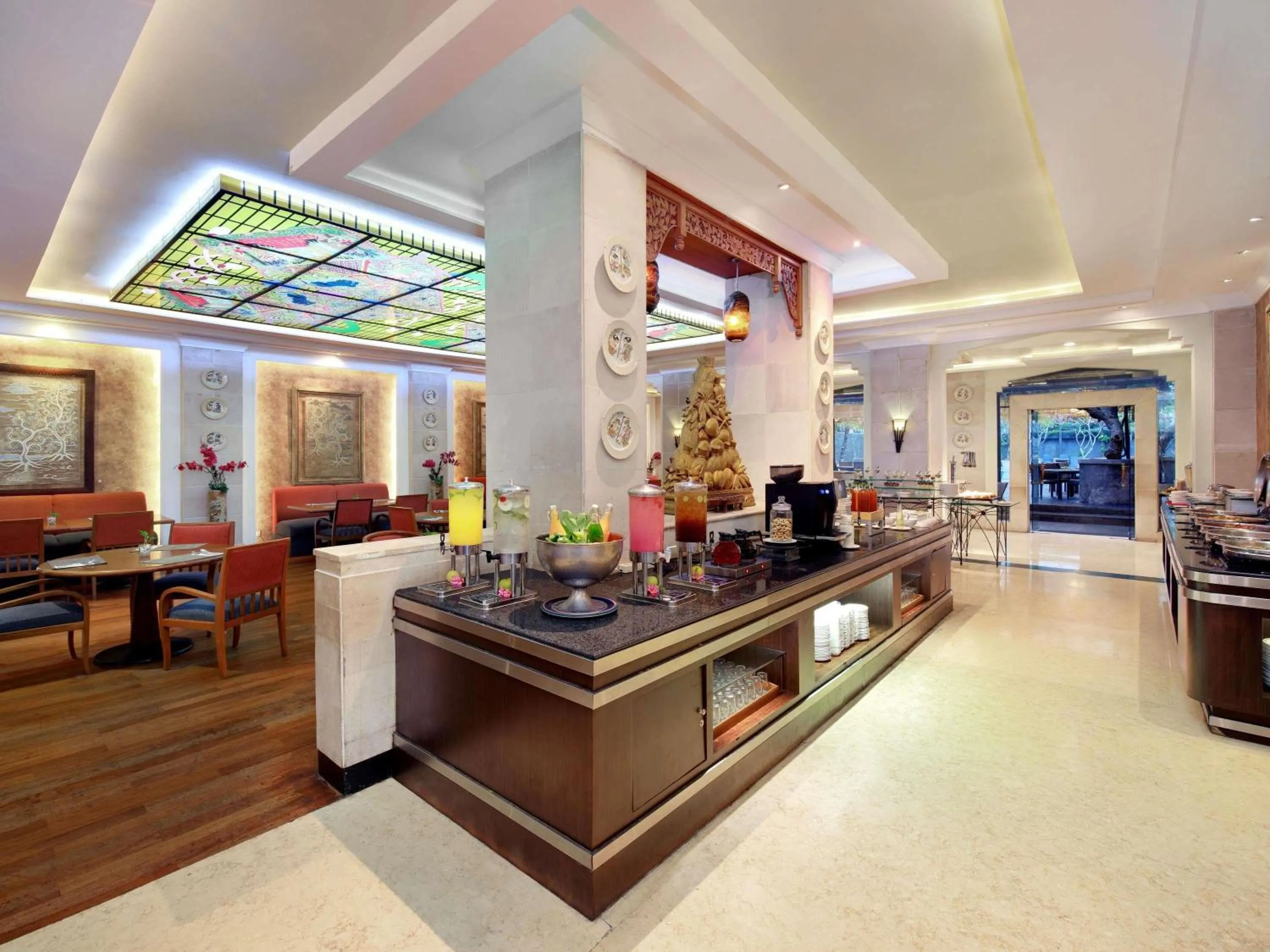 Restaurant/places to eat in Novotel Solo