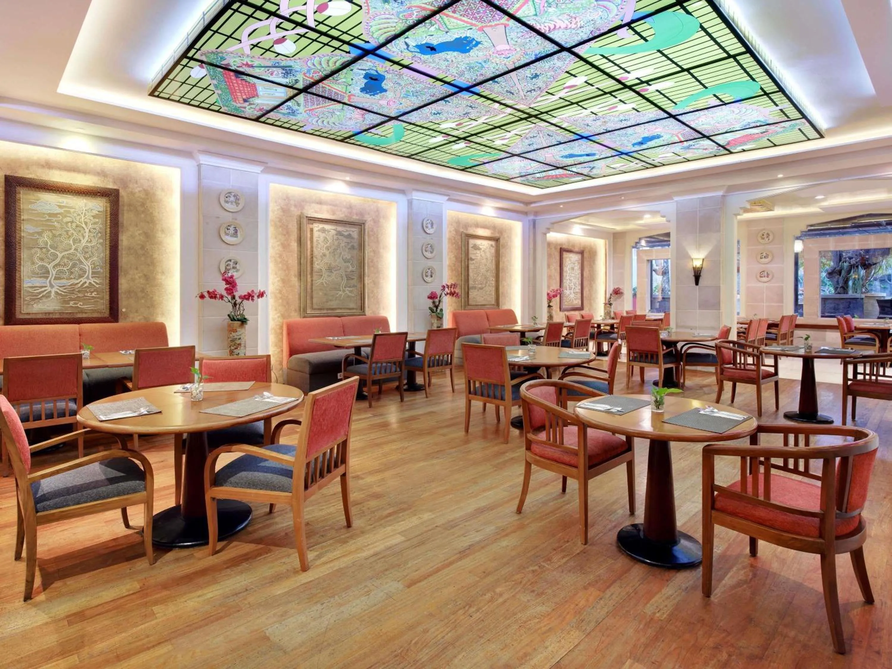 Restaurant/places to eat in Novotel Solo