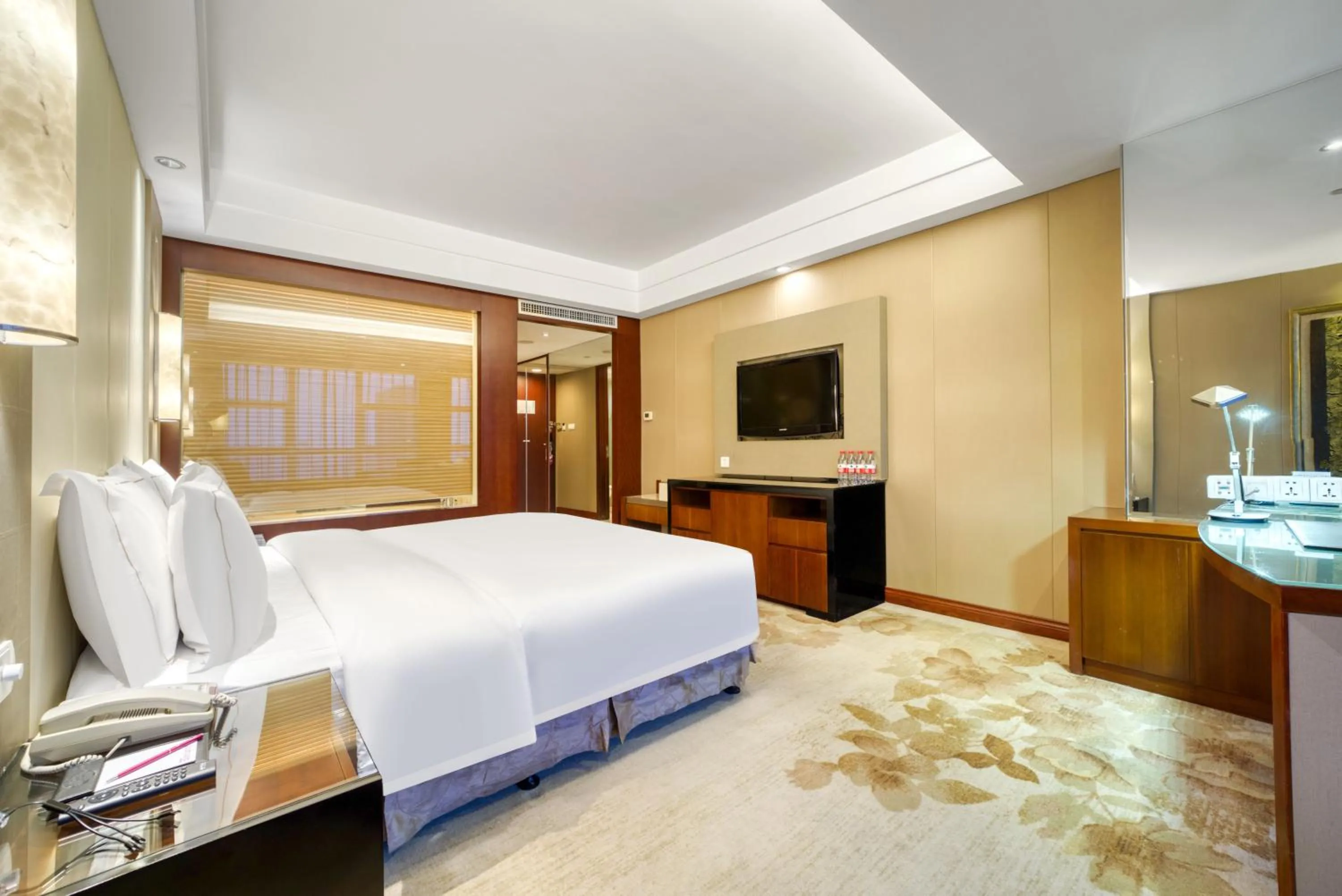 Photo of the whole room, Bed in Hangzhou HaiWaiHai Hotel
