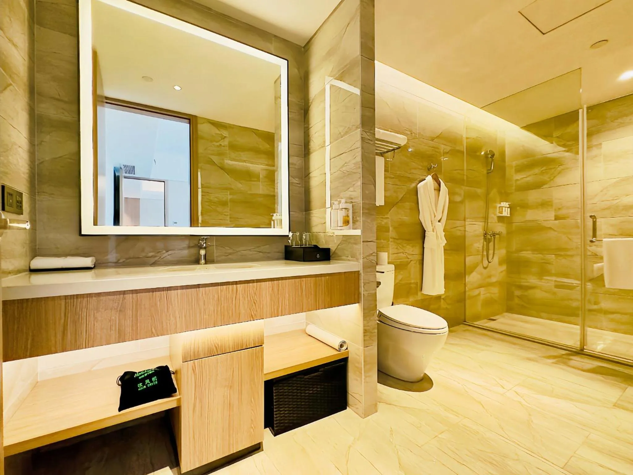 Bedroom in Holiday Inn Nantong Oasis International by IHG