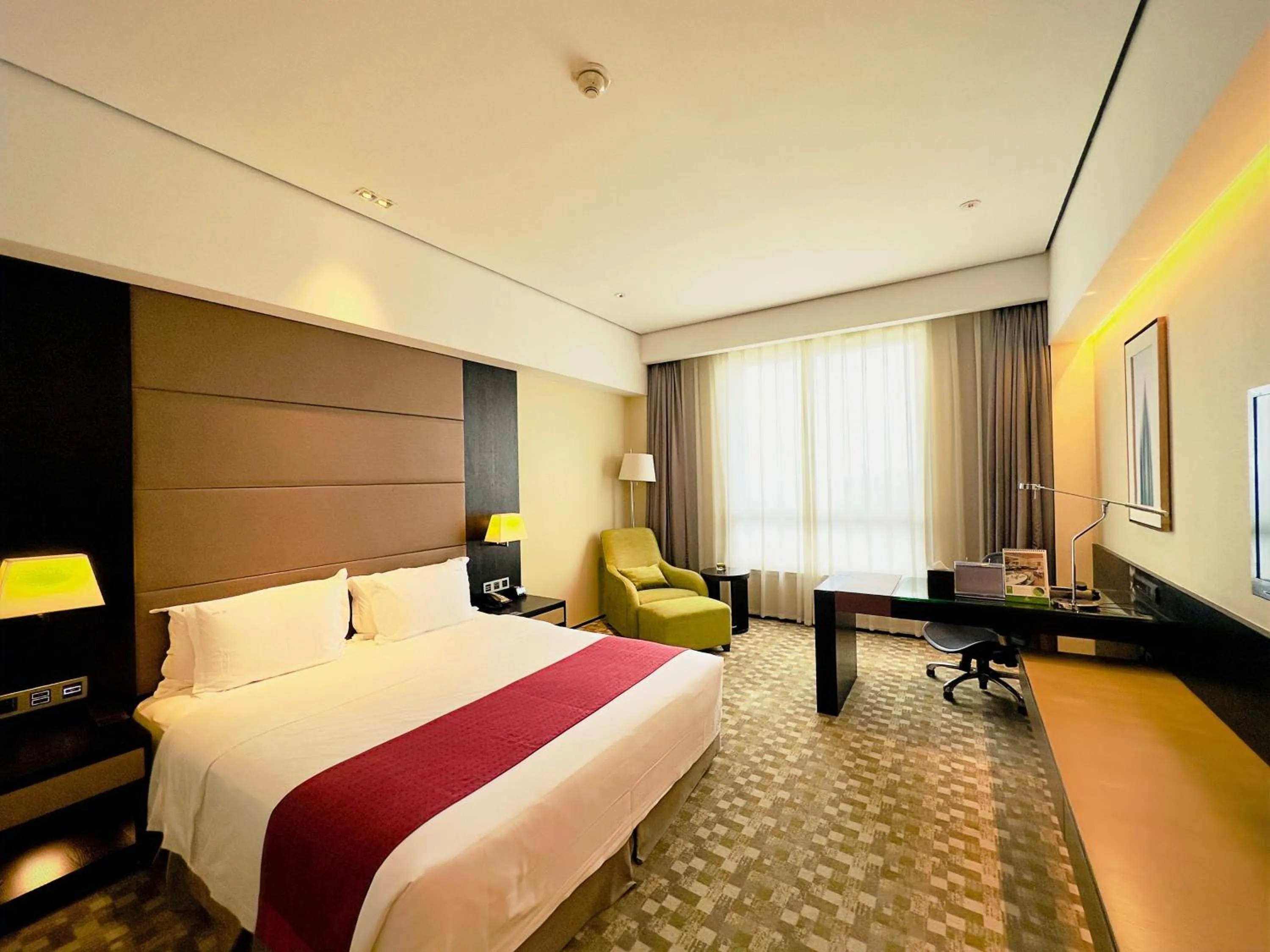 Bed in Holiday Inn Nantong Oasis International by IHG