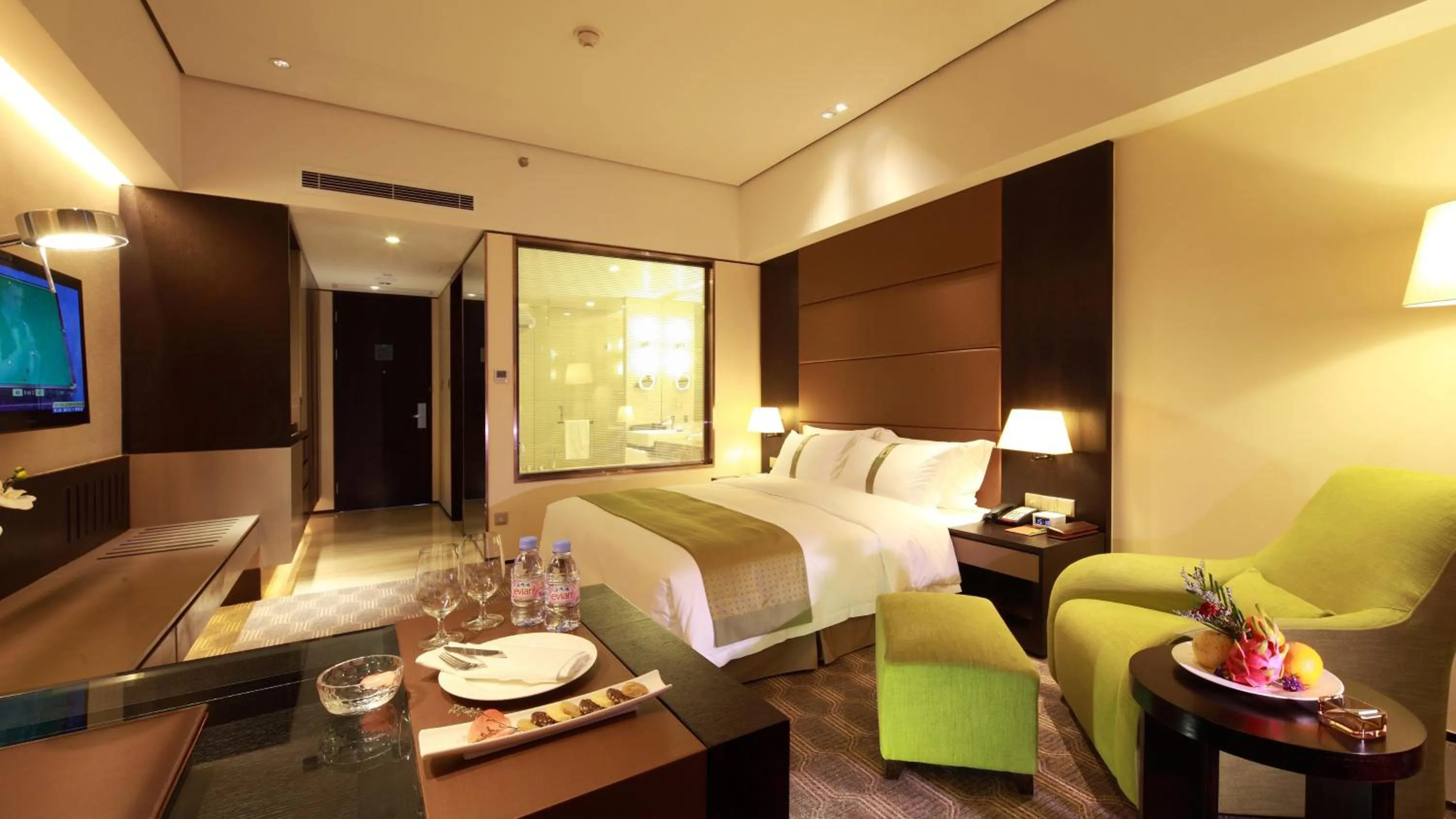 Photo of the whole room, Bed in Holiday Inn Nantong Oasis International by IHG