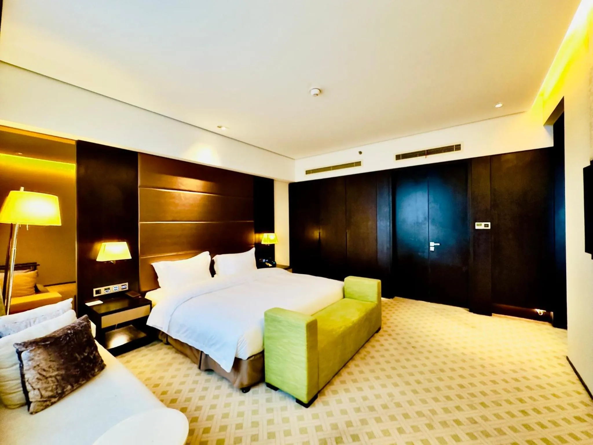 Photo of the whole room, Bed in Holiday Inn Nantong Oasis International by IHG