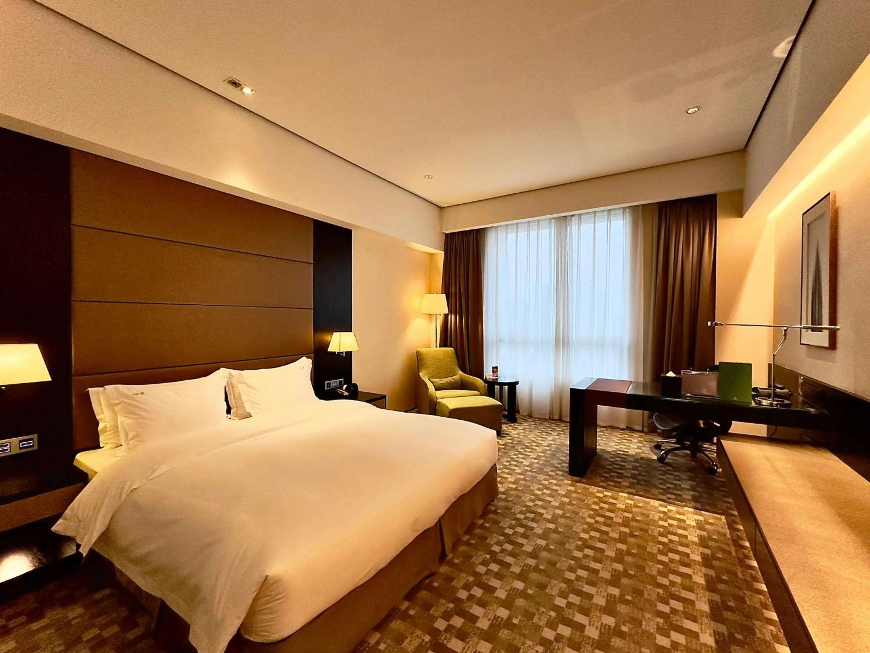 Photo of the whole room, Bed in Holiday Inn Nantong Oasis International by IHG