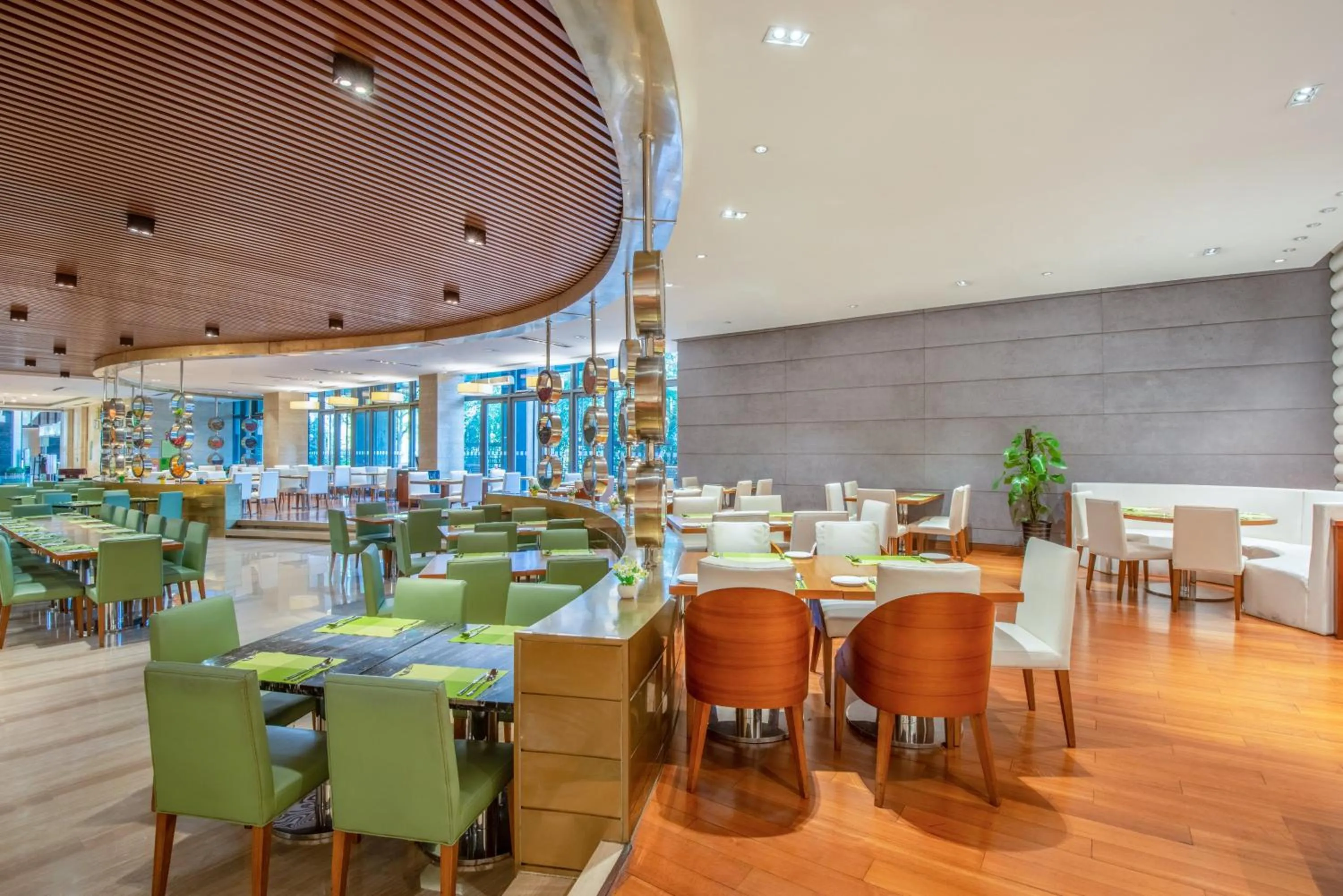 Restaurant/places to eat in Holiday Inn Nantong Oasis International by IHG