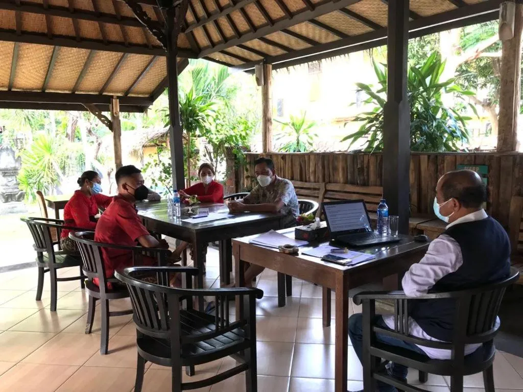 Restaurant/places to eat in Tirta Sari Bungalow