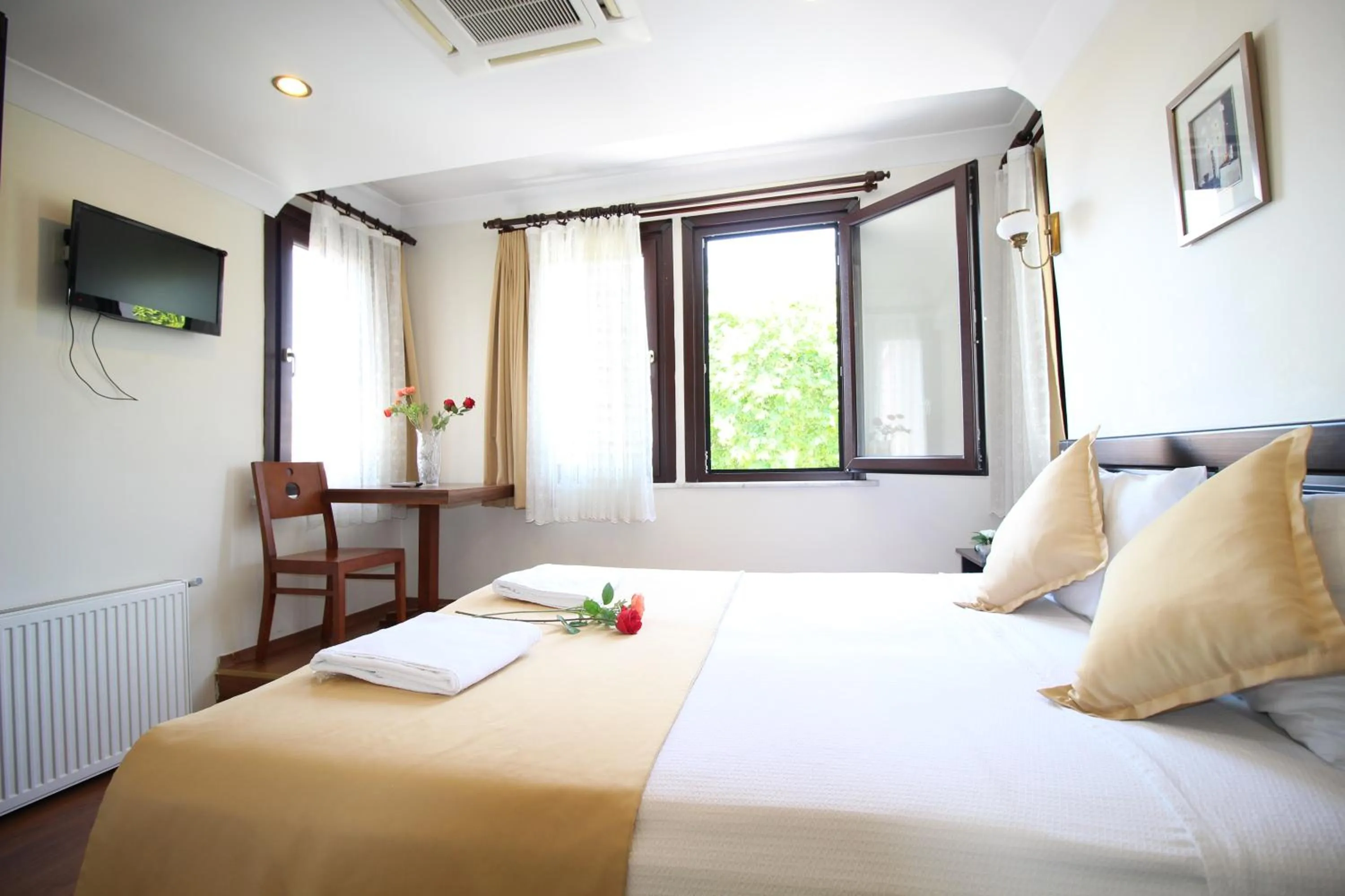 Photo of the whole room, Bed in Sultans Hotel