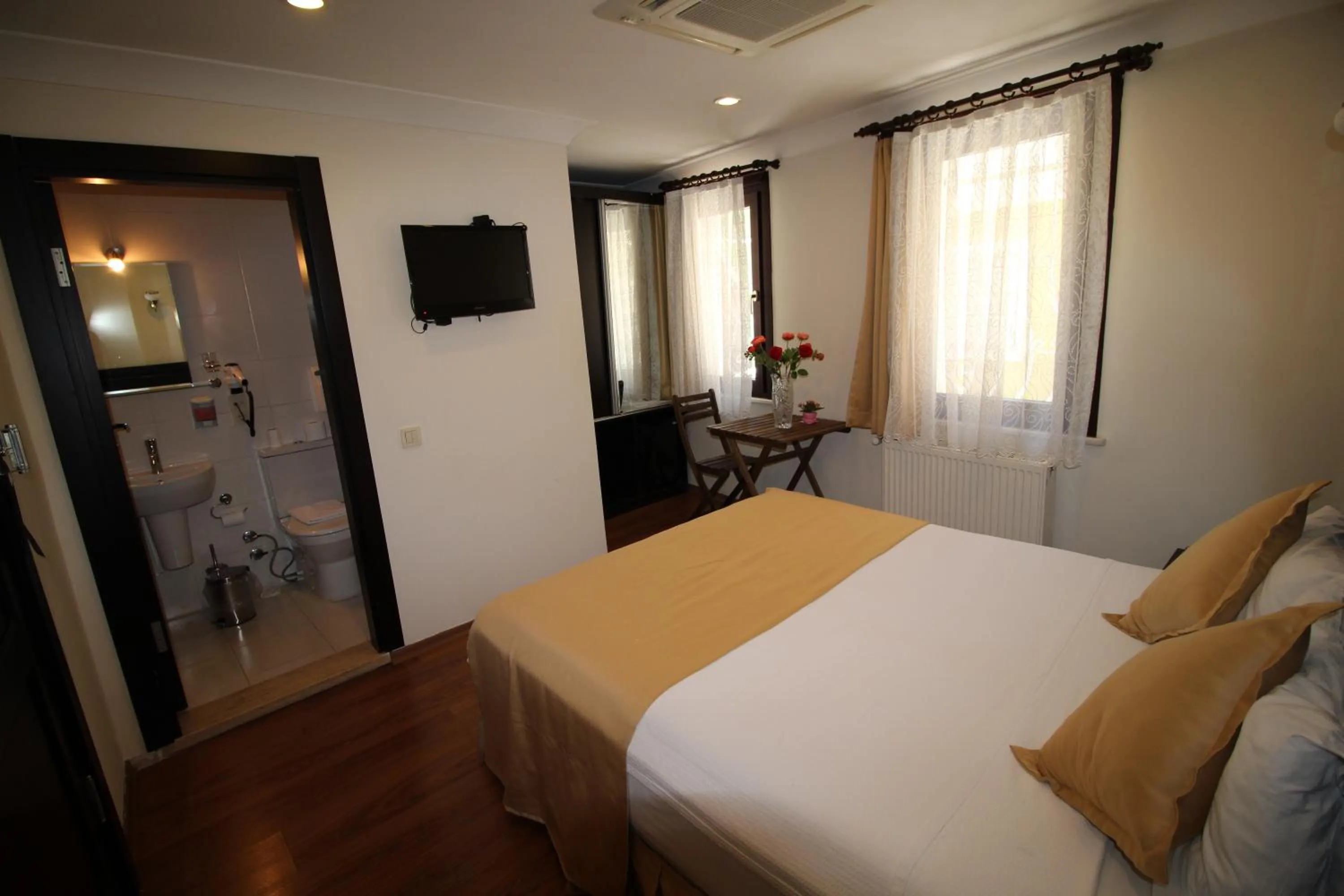 Photo of the whole room, Bed in Sultans Hotel