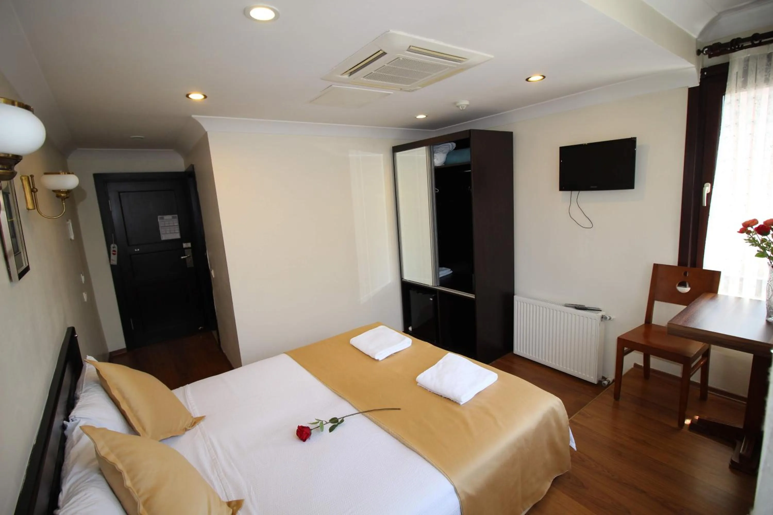 Photo of the whole room, Bed in Sultans Hotel