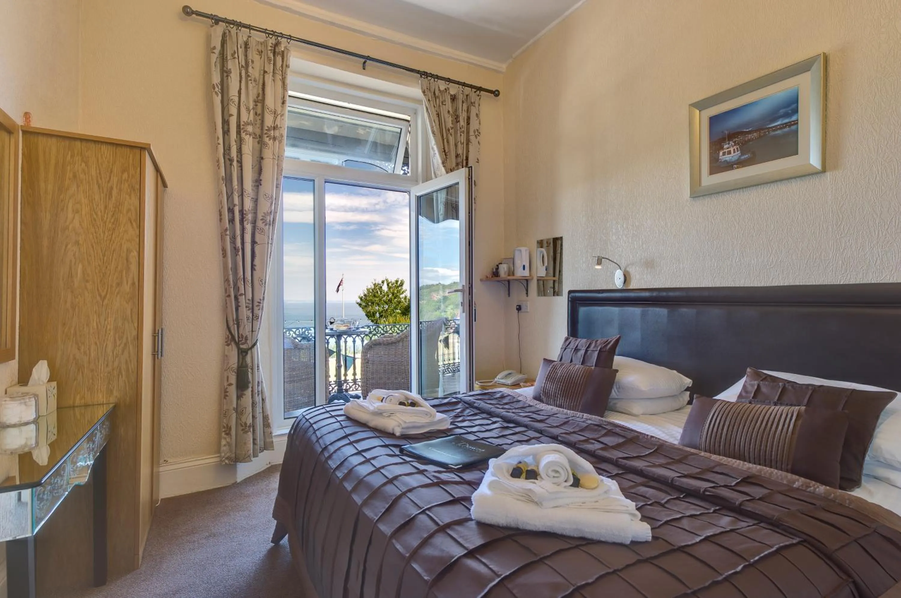 Shower, Bed in The Downs, Babbacombe