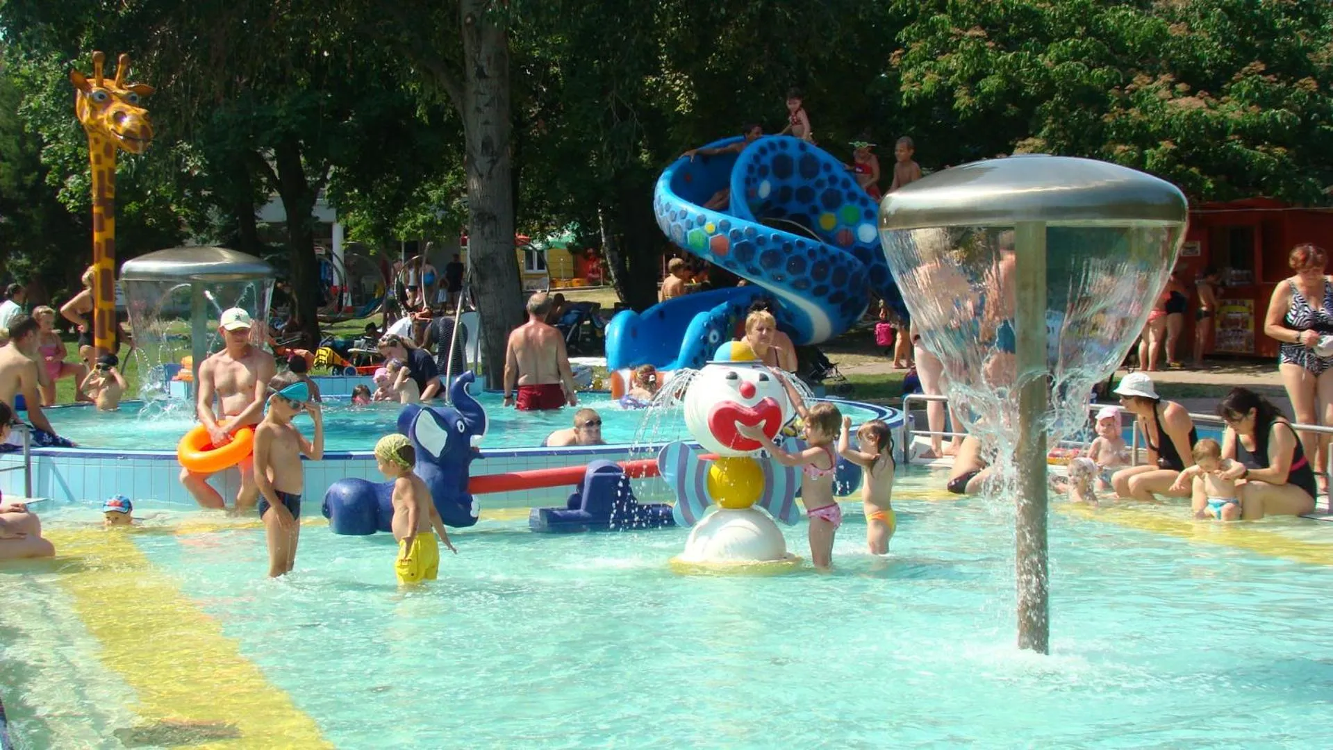 Open Air Bath in Thermál Apartmanház