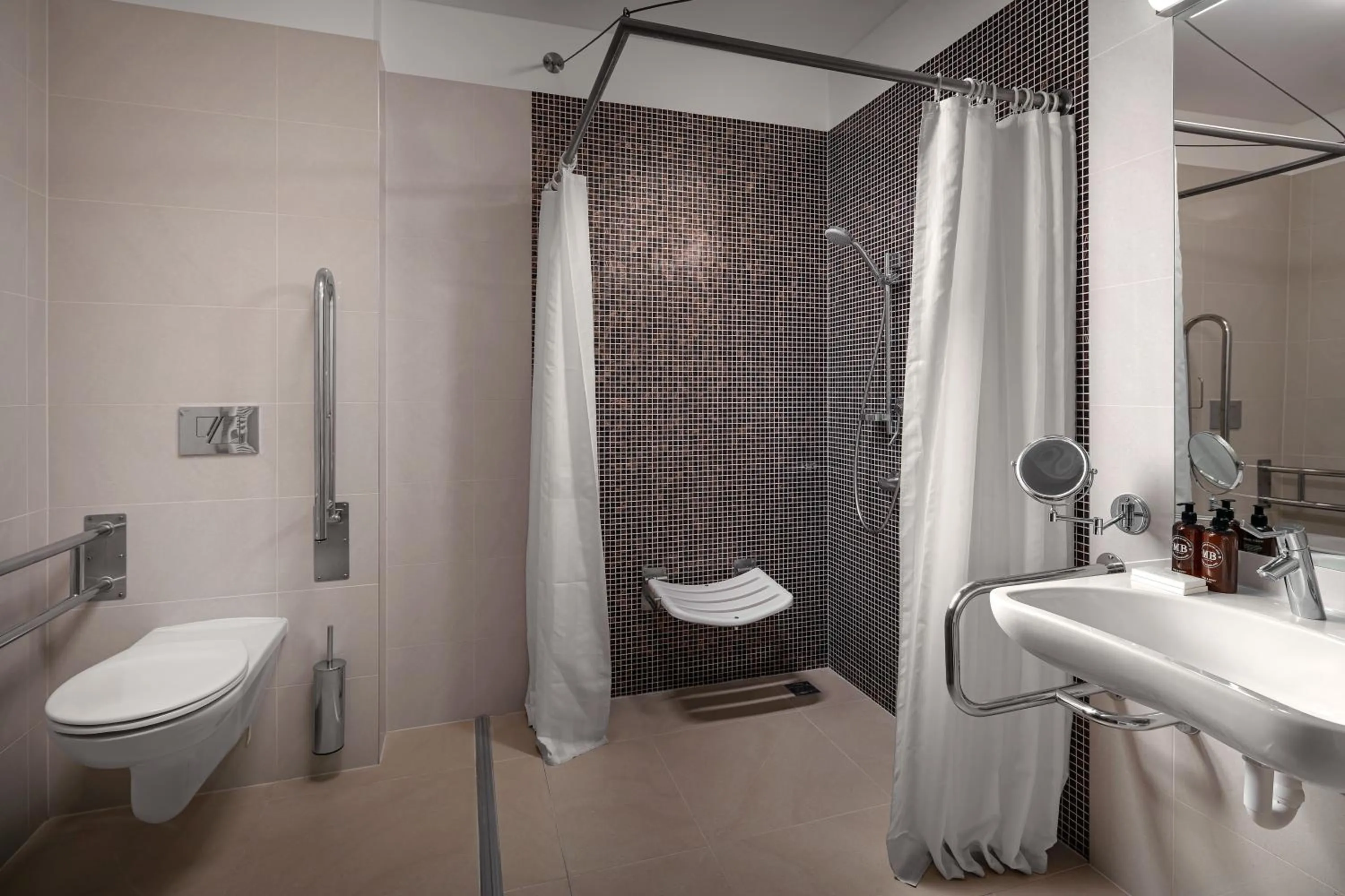 Shower in Harvey Spa Hotel