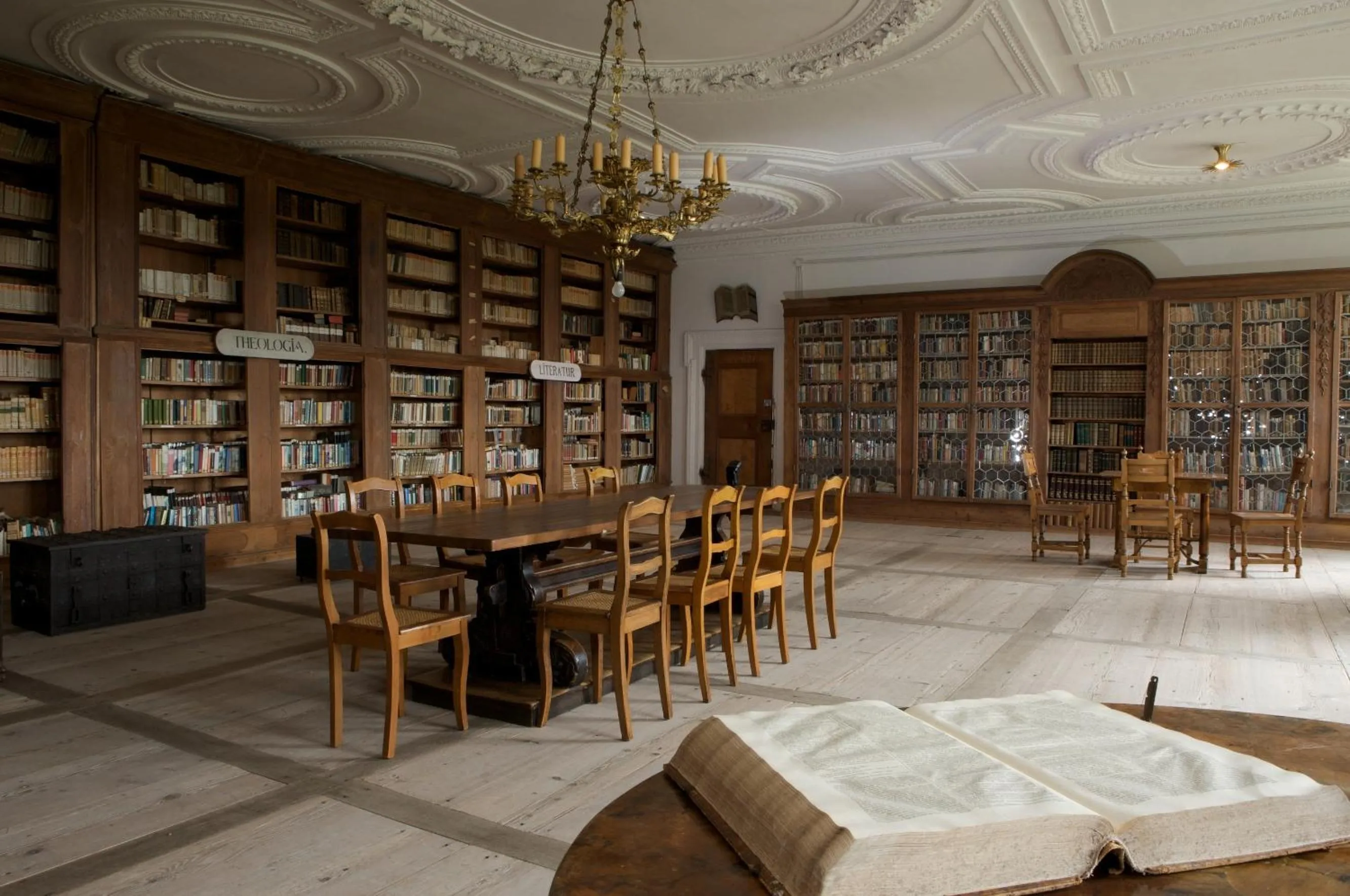 Library in Hotel Kloster Holzen
