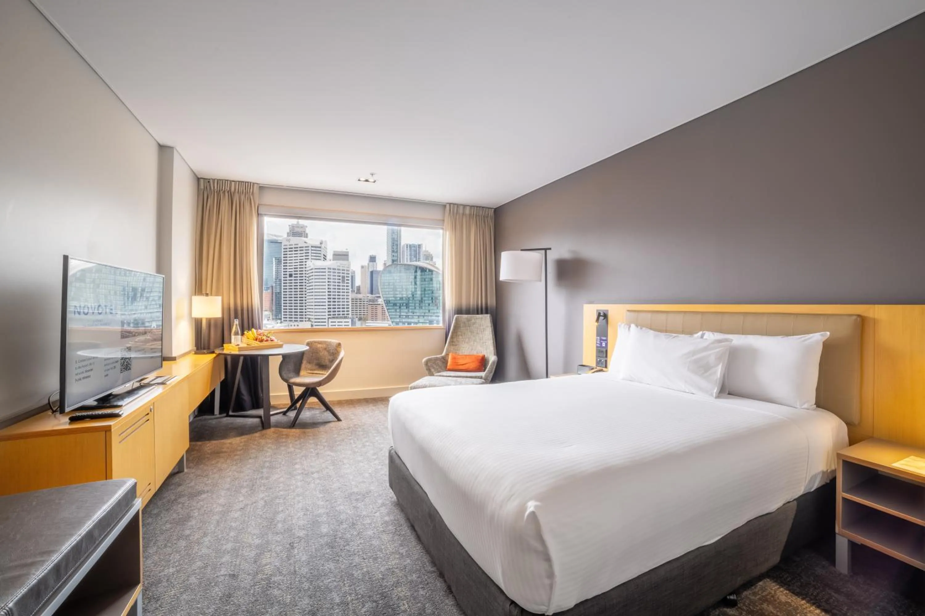 Bedroom, Bed in Novotel Sydney Darling Harbour