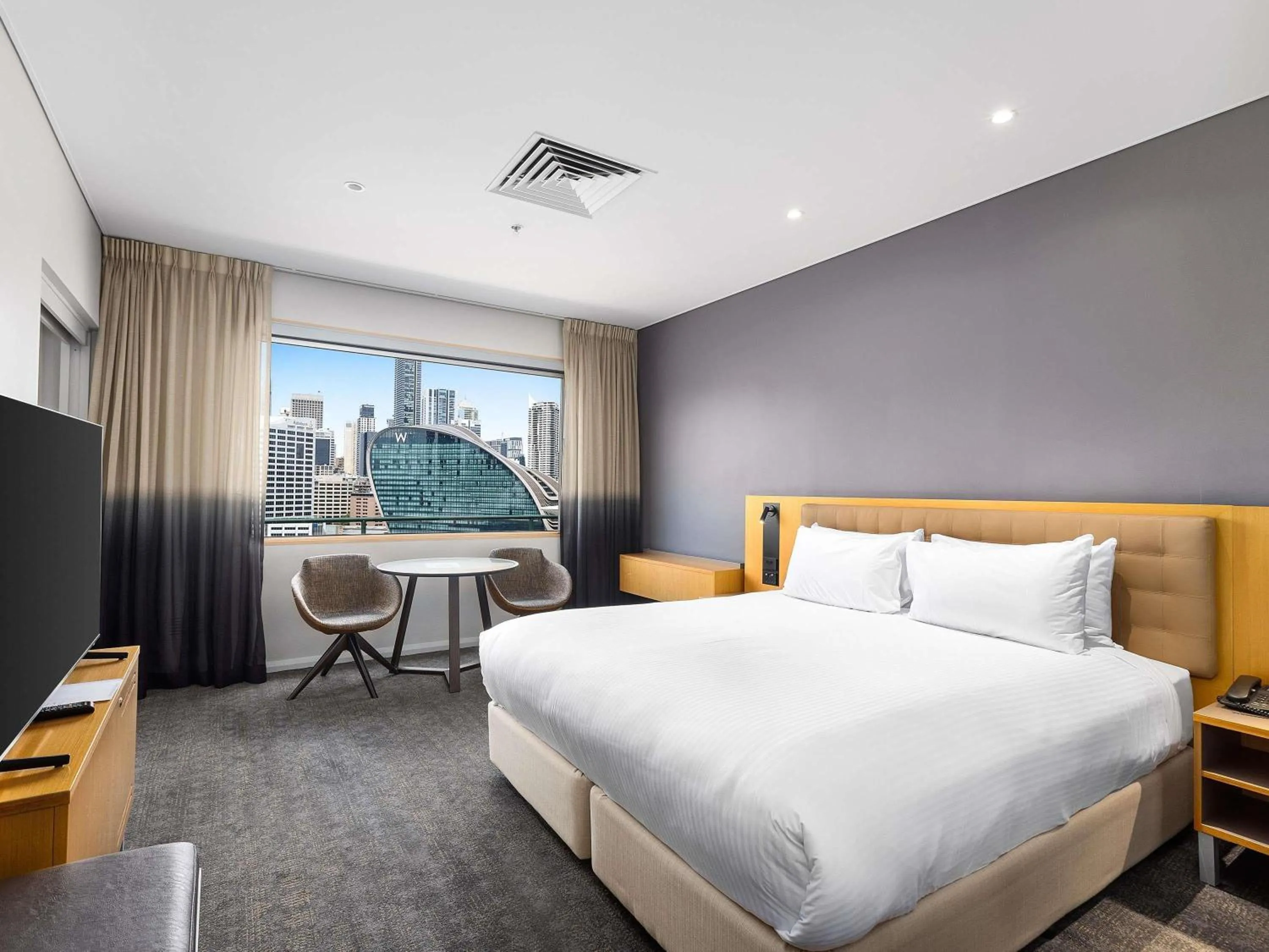 Bedroom, Bed in Novotel Sydney Darling Harbour