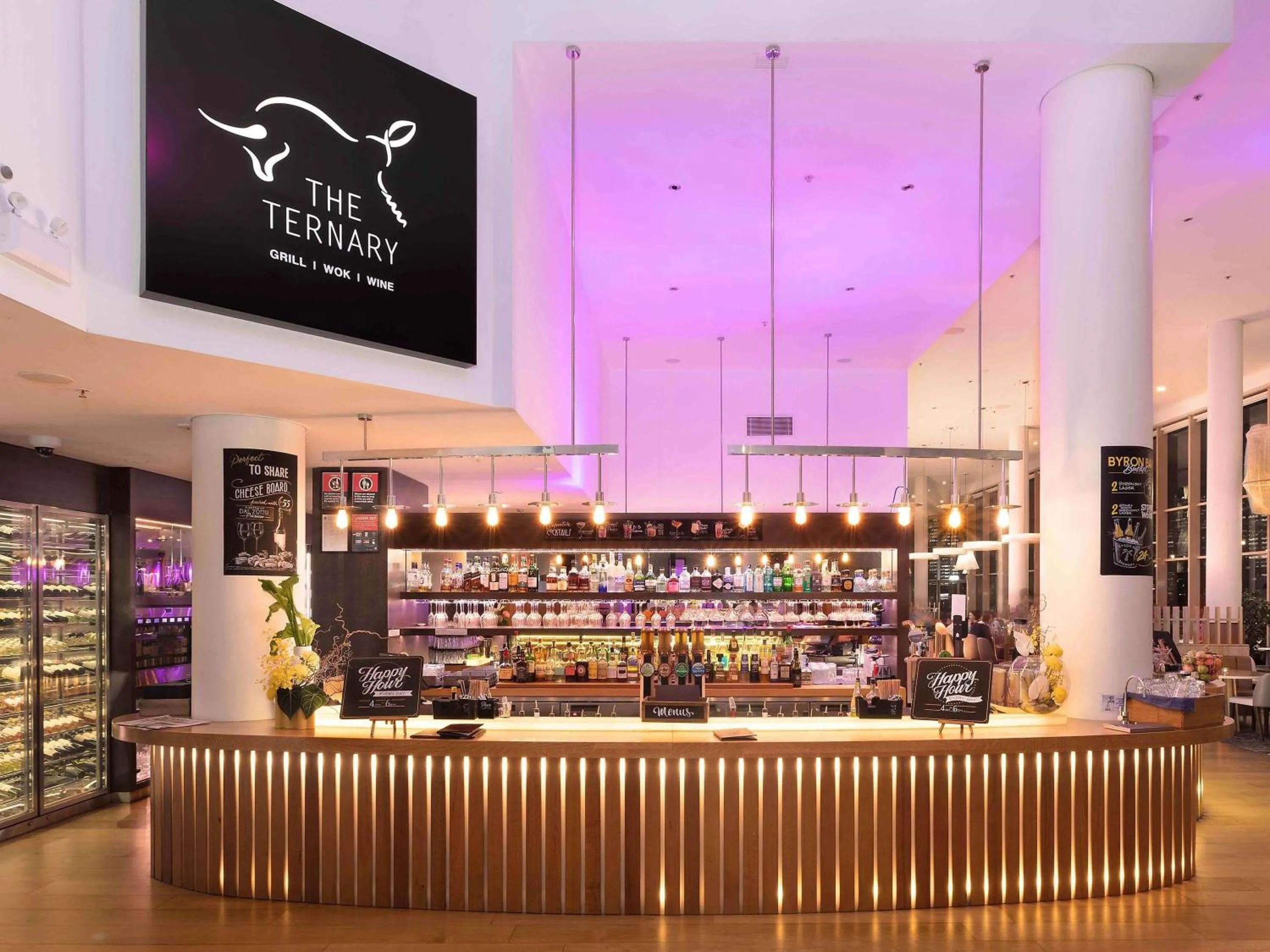 Lounge or bar in Novotel Sydney Darling Harbour