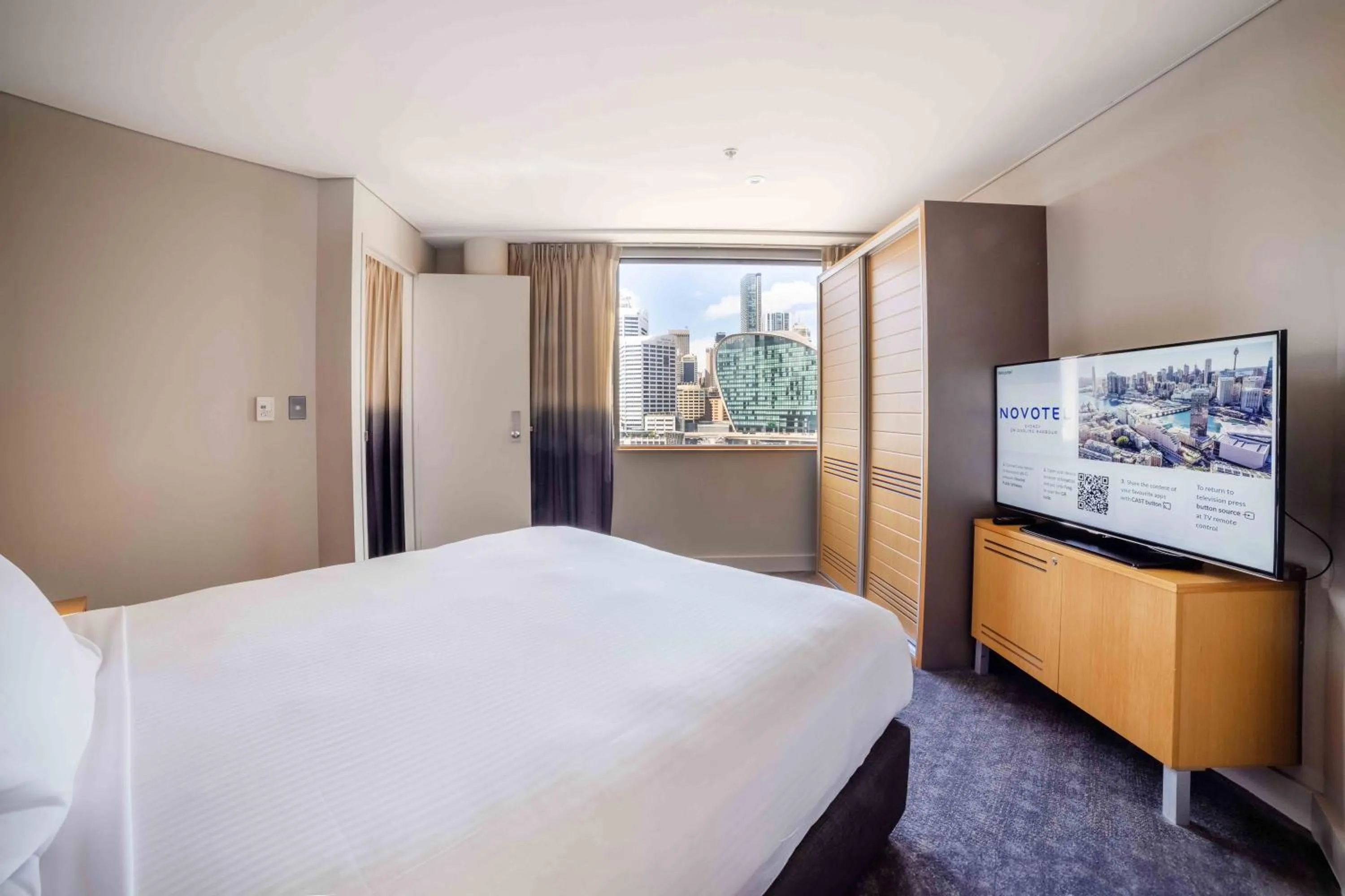 Bedroom, Bed in Novotel Sydney Darling Harbour