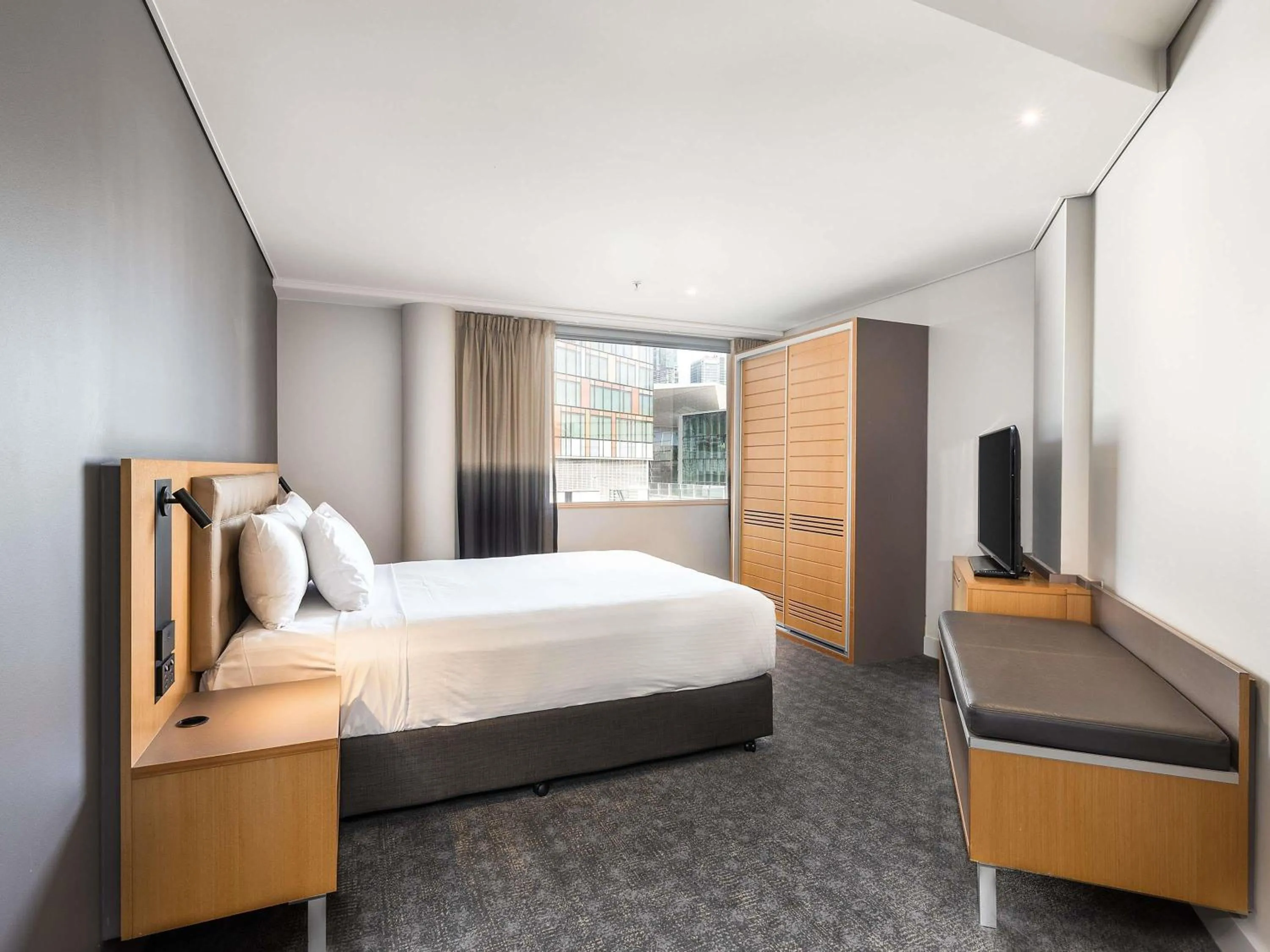 Bedroom, Bed in Novotel Sydney Darling Harbour