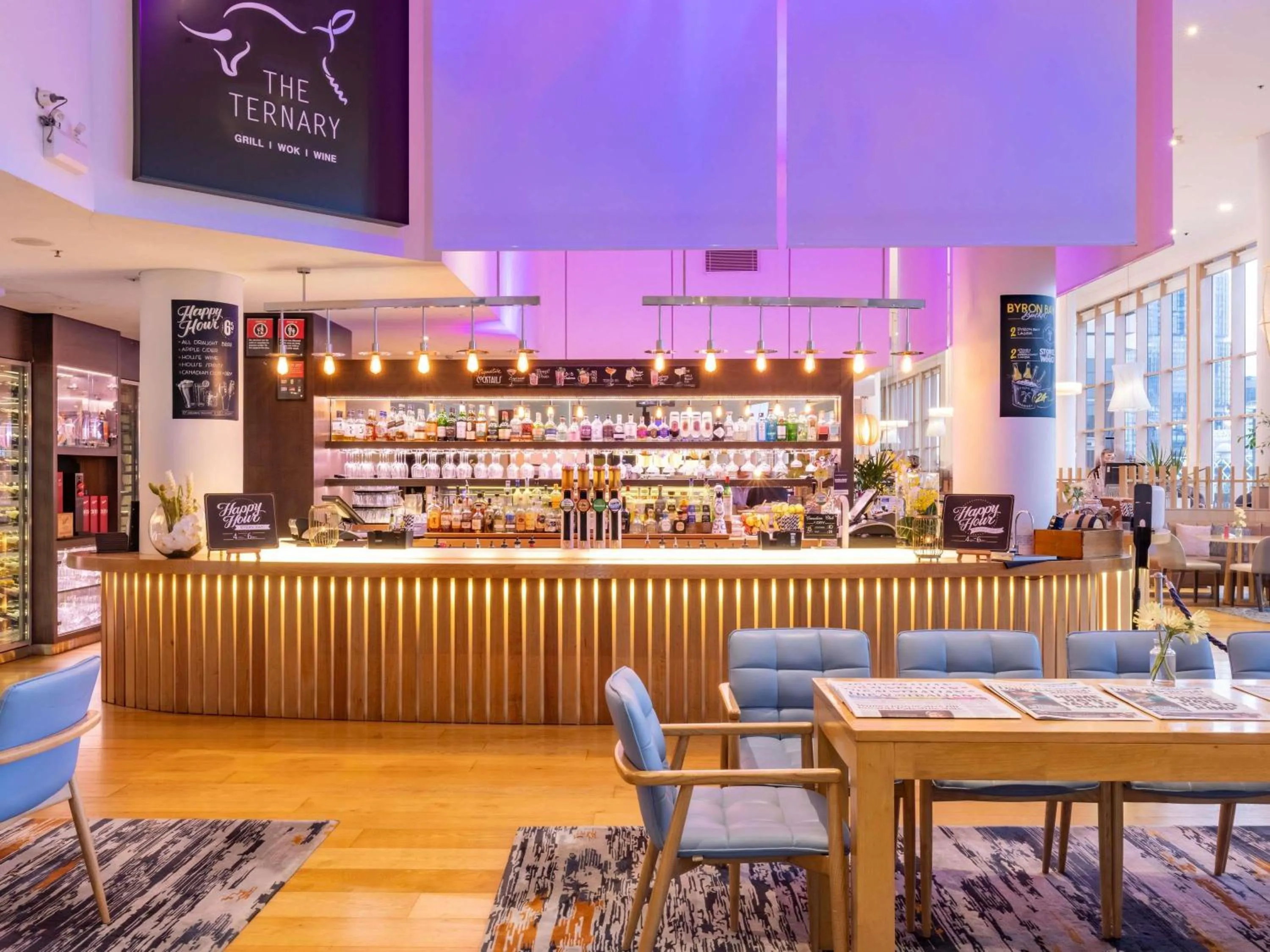 Lounge or bar in Novotel Sydney Darling Harbour