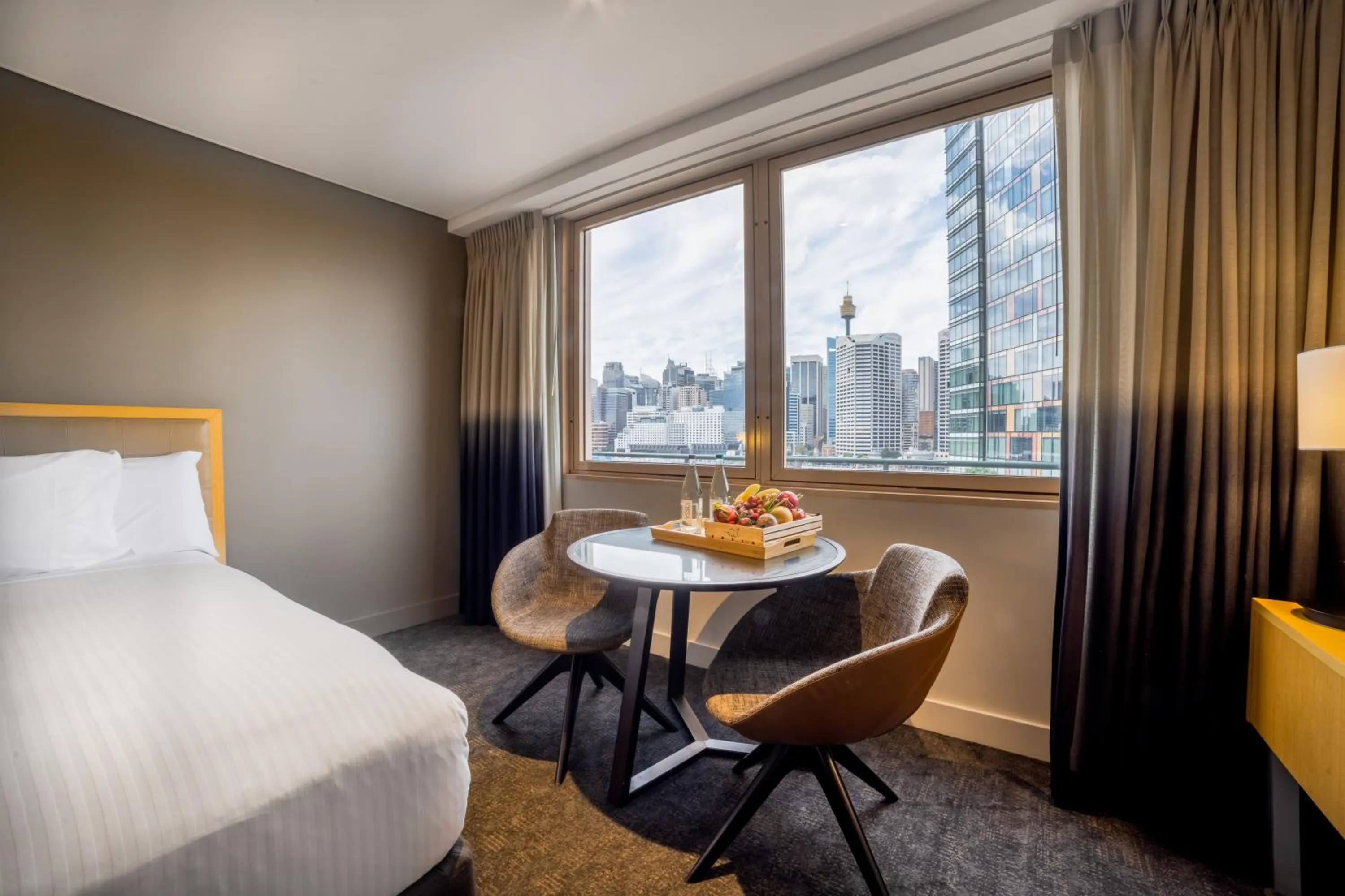 City view, Bed in Novotel Sydney Darling Harbour