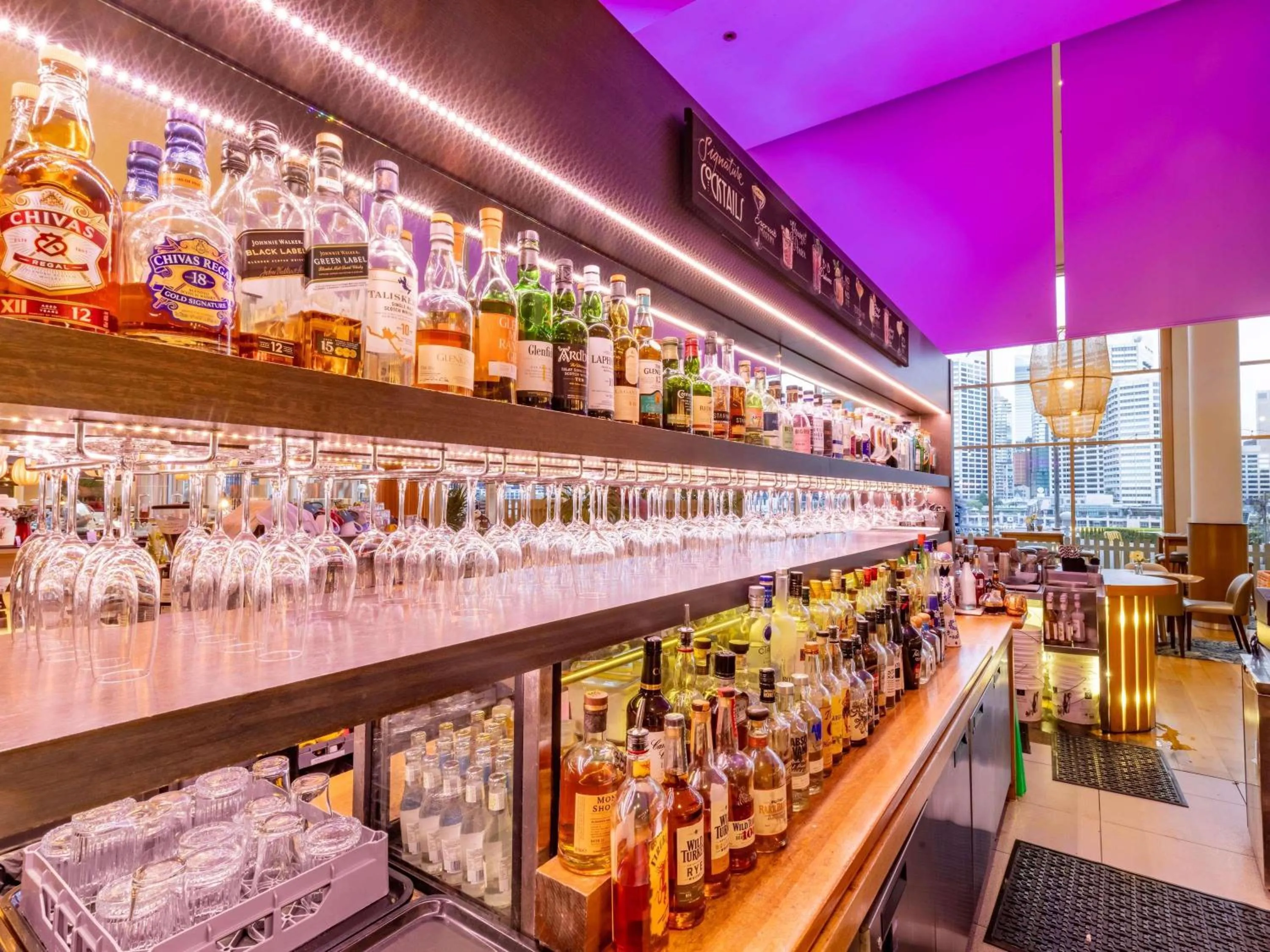 Lounge or bar in Novotel Sydney Darling Harbour