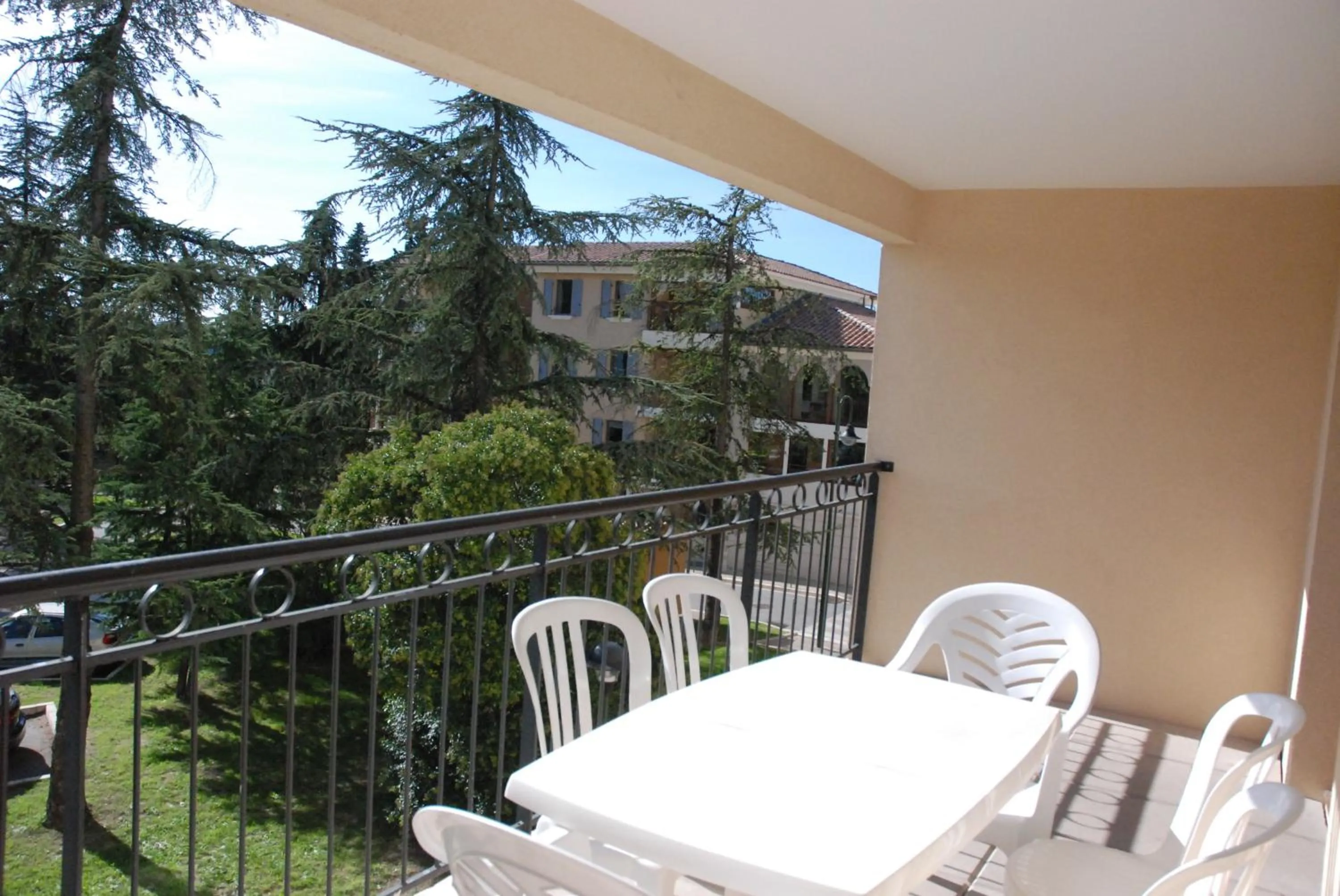 Day in UZES APPART HOTEL Résidence Le Mas des Oliviers