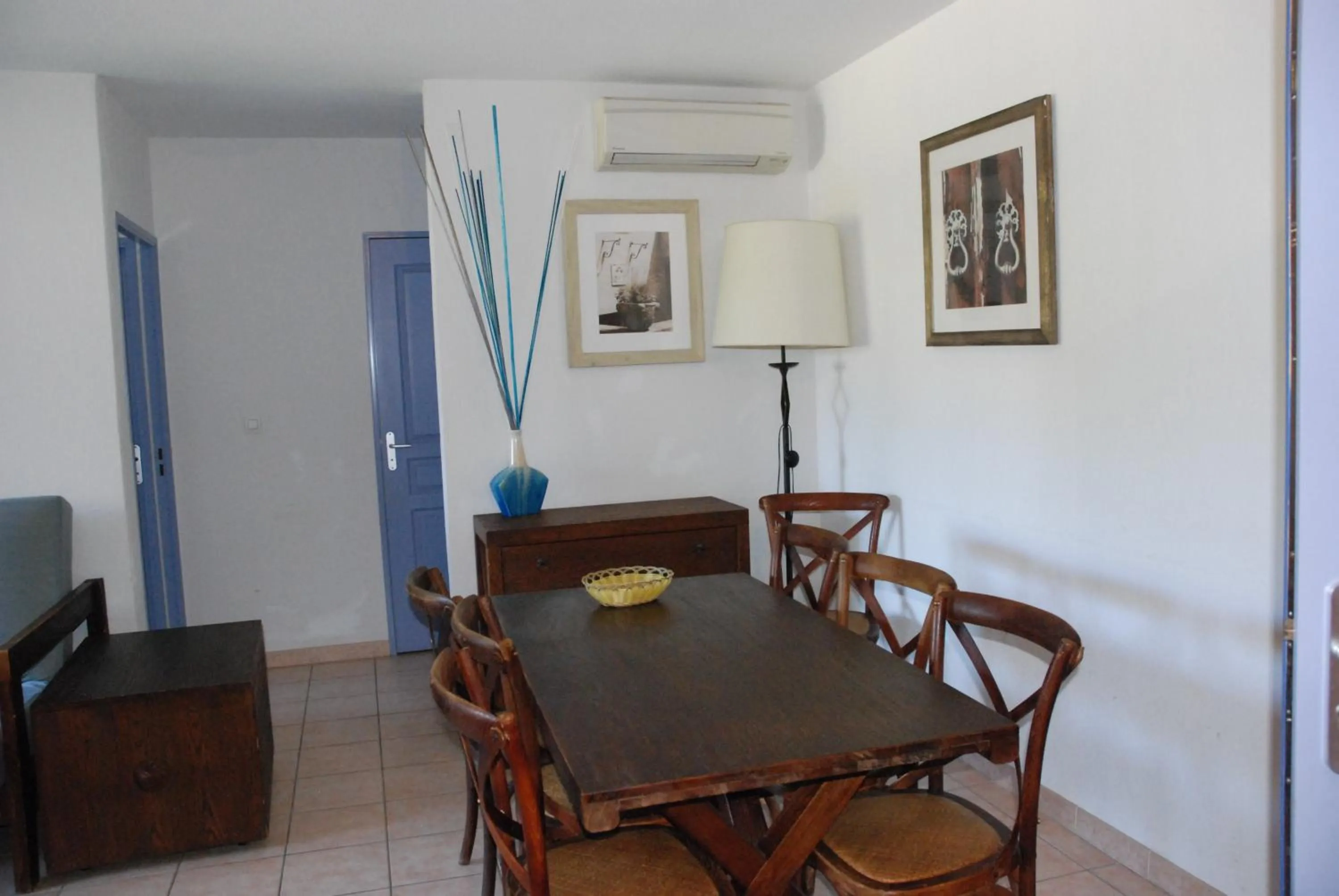 Dining area in UZES APPART HOTEL Résidence Le Mas des Oliviers
