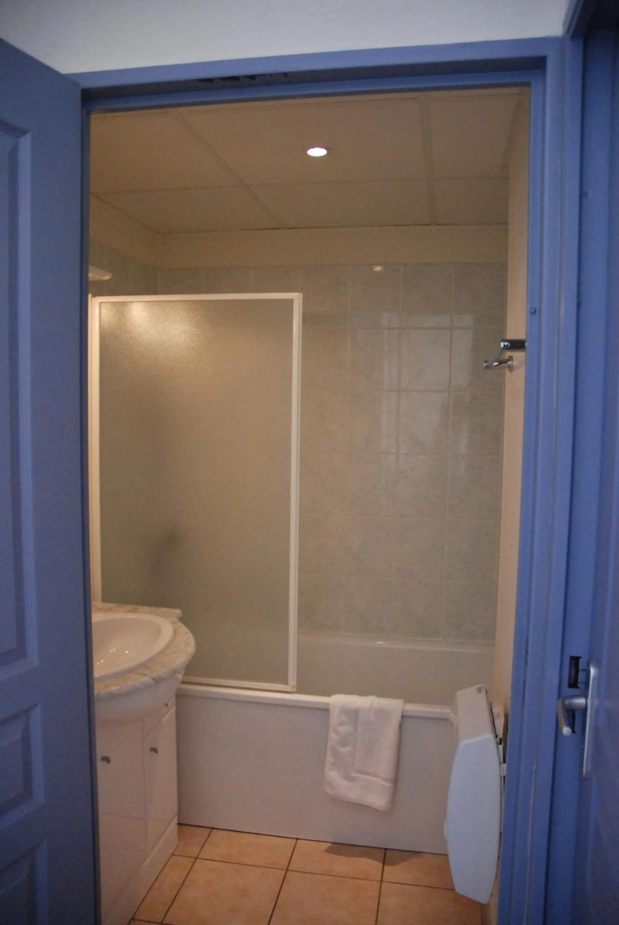 Bathroom in UZES APPART HOTEL Résidence Le Mas des Oliviers