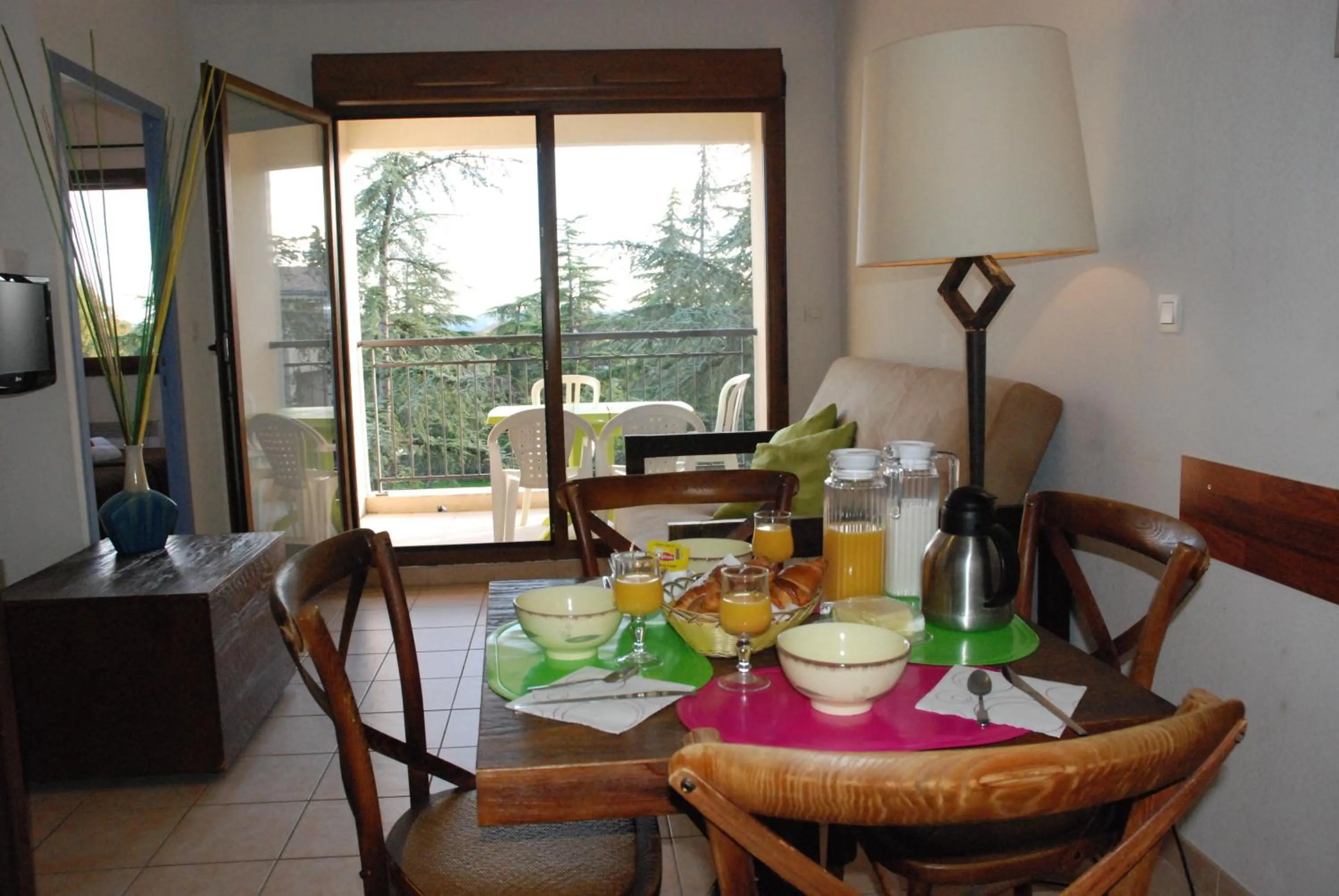 Day in UZES APPART HOTEL Résidence Le Mas des Oliviers