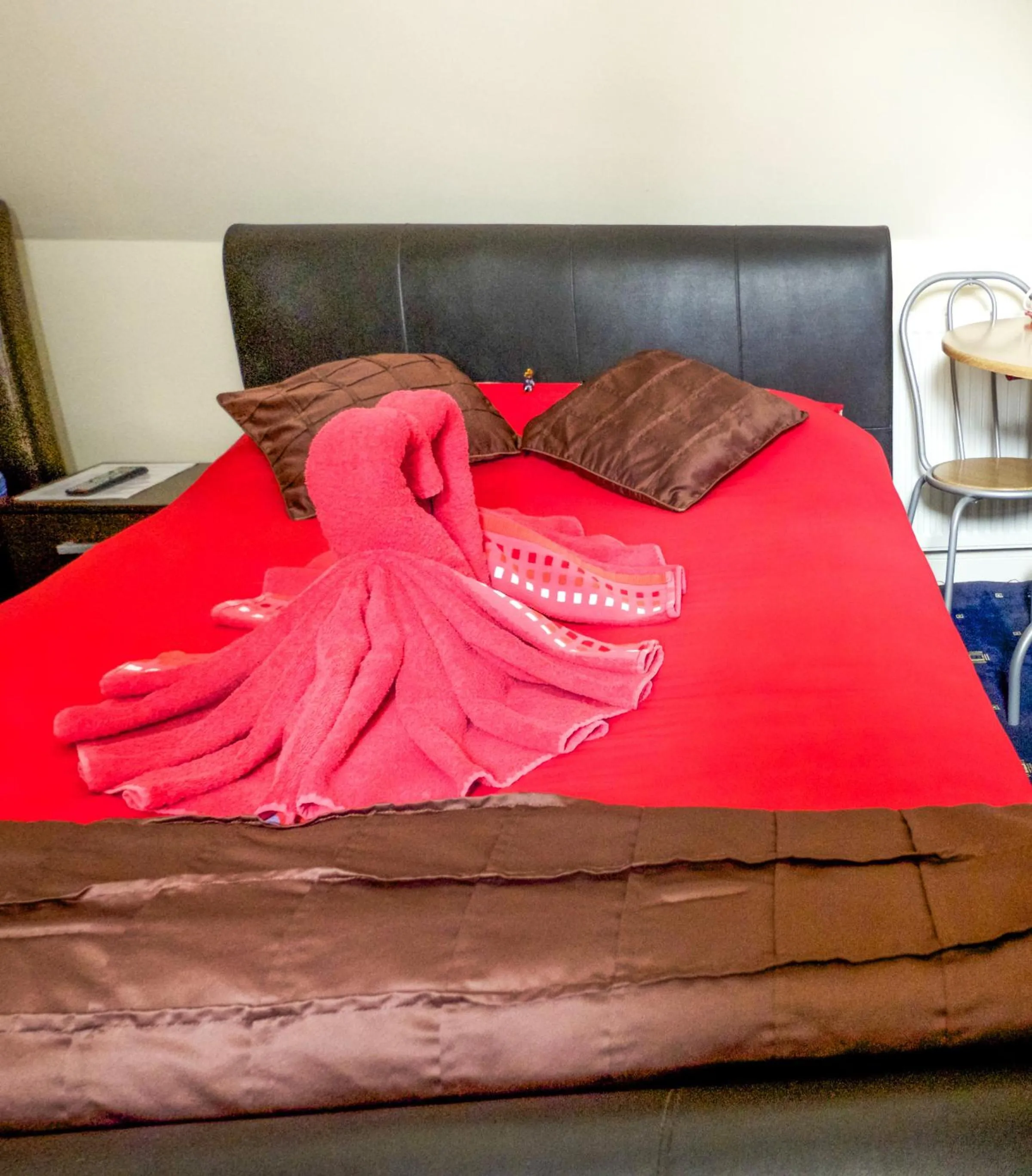 Bedroom, Bed in Beaconsfield Hotel