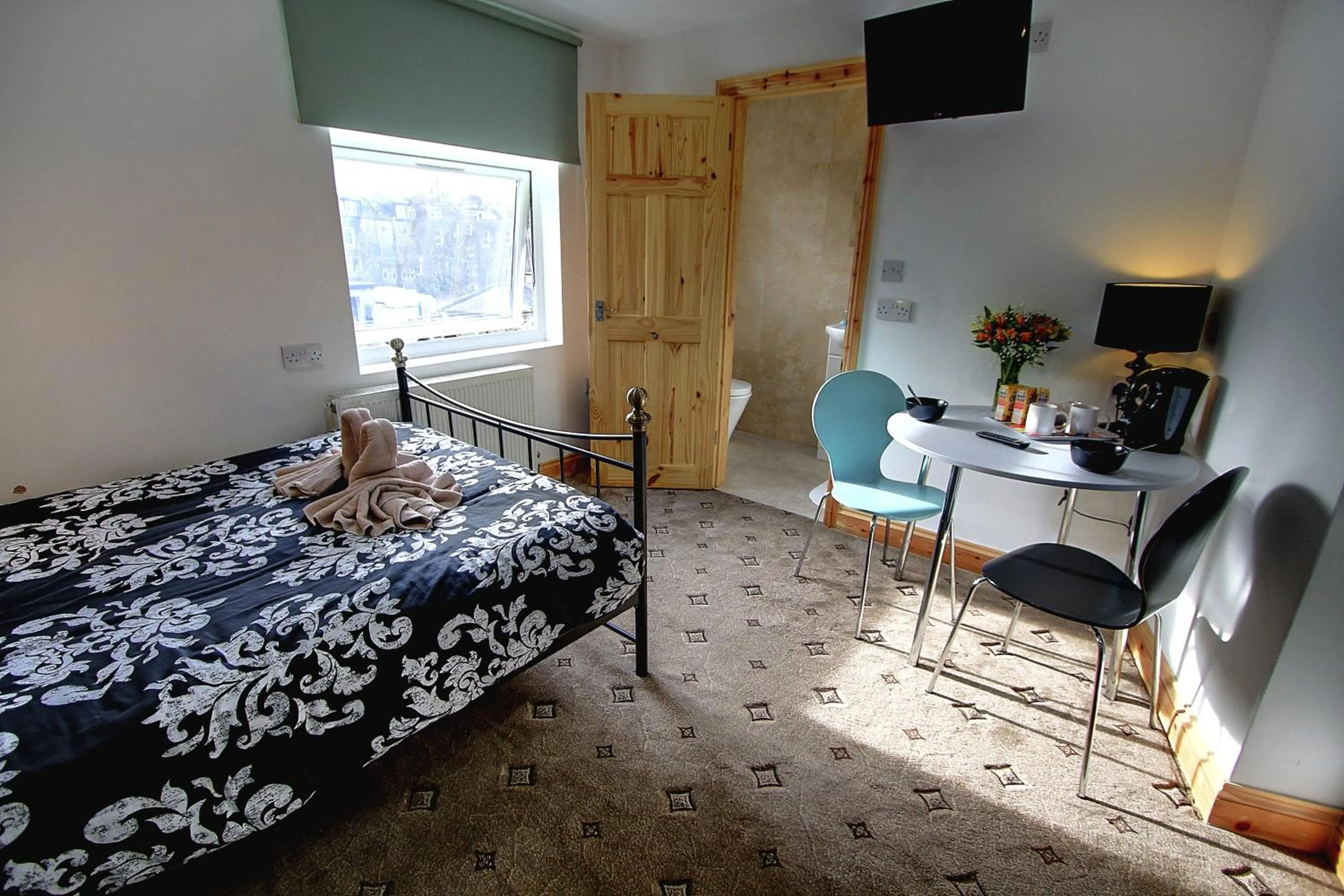 Photo of the whole room, Bed in Beaconsfield Hotel