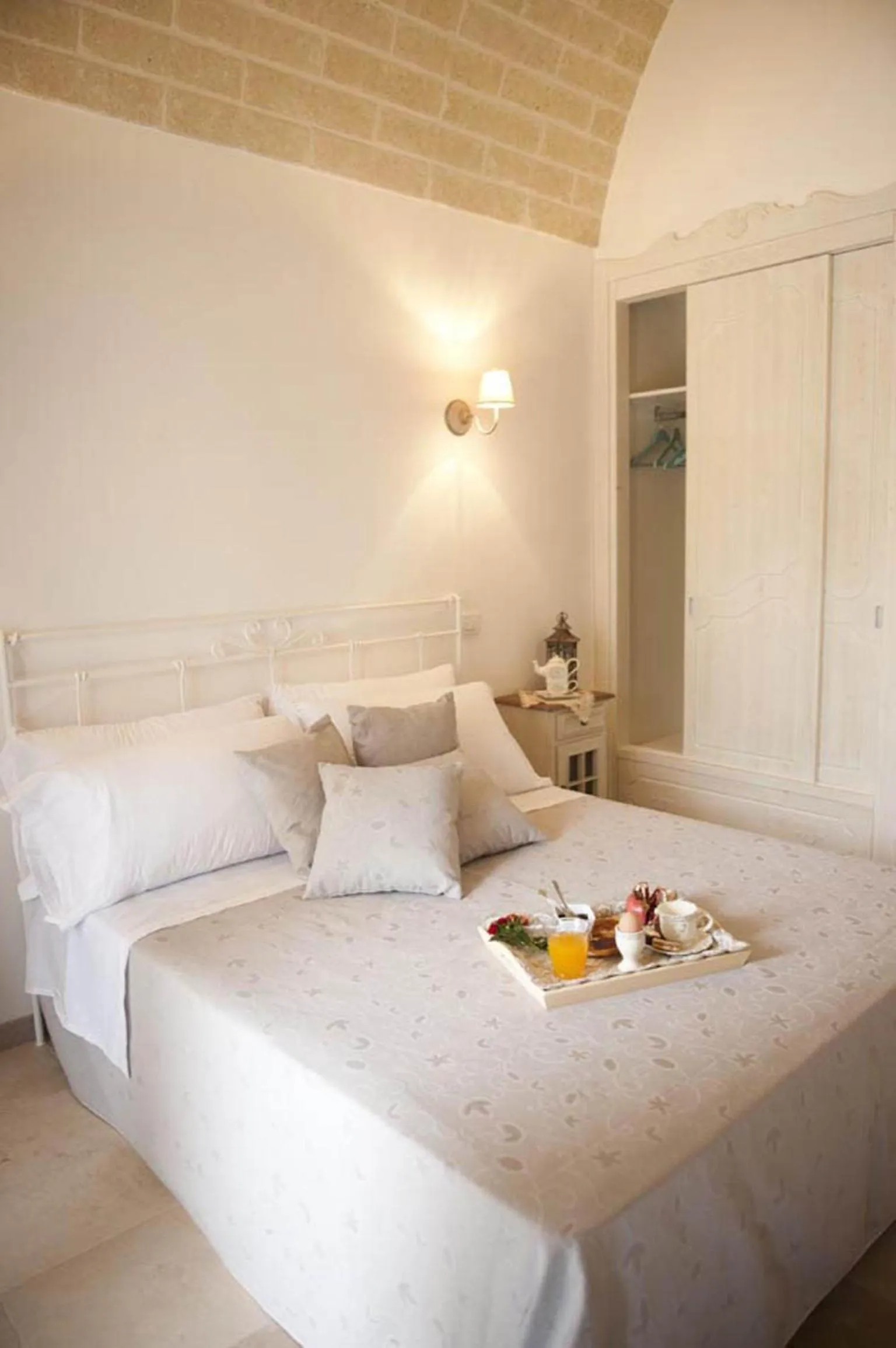 Bedroom, Bed in Donna Lucrezia