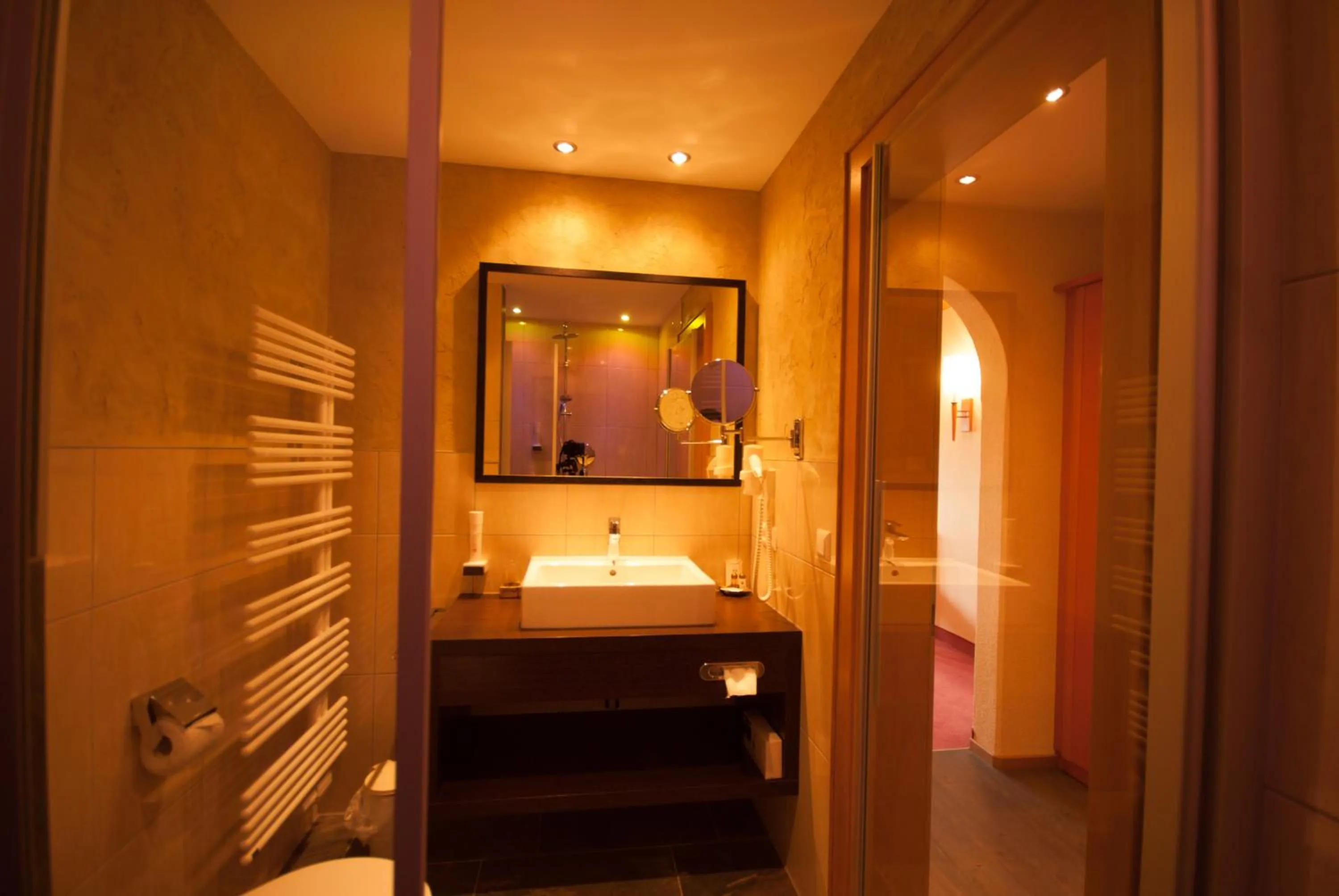 Bathroom, Bed in Aparthotel Fernblick