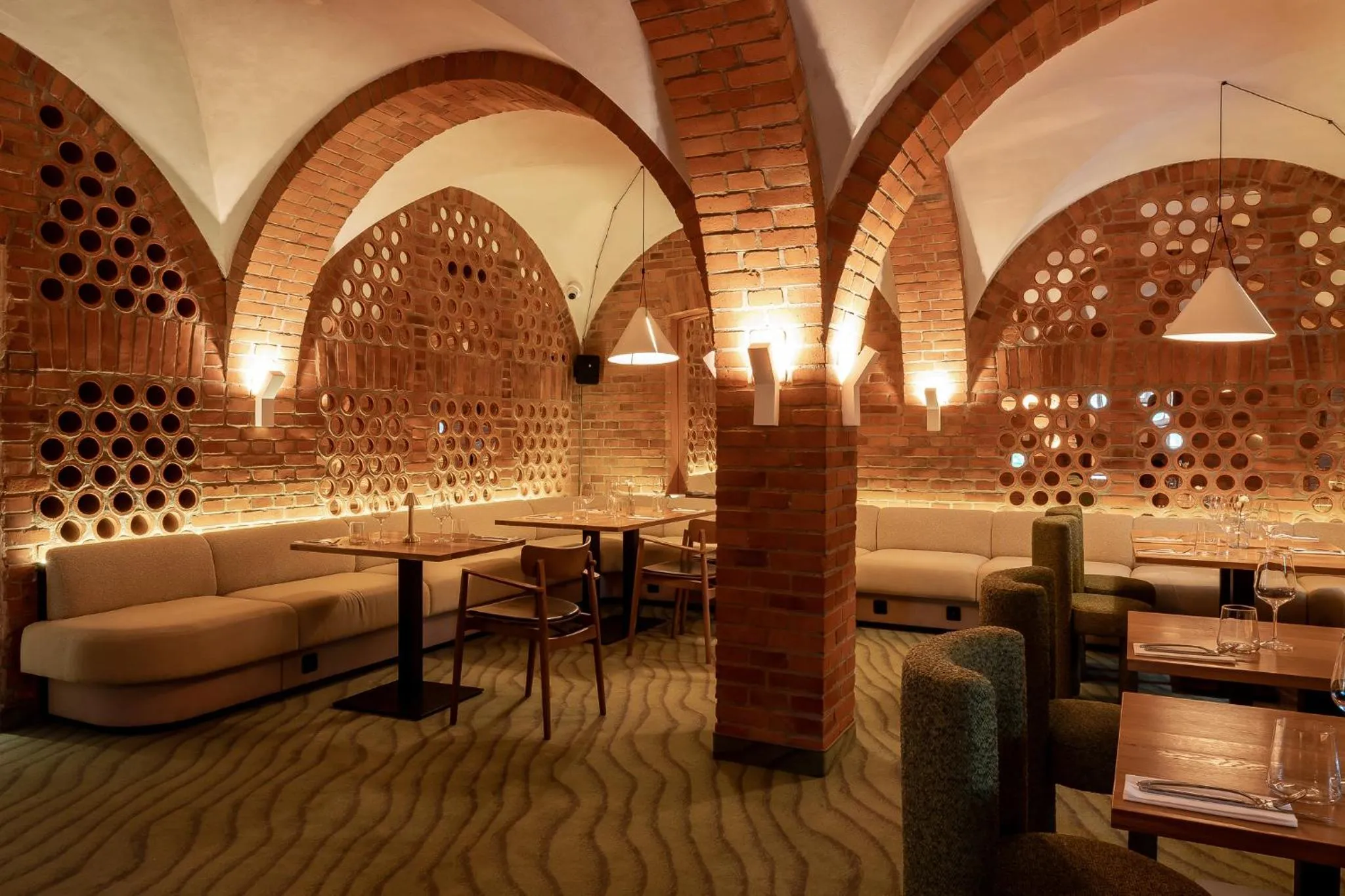 Restaurant/places to eat in Forest Hotel