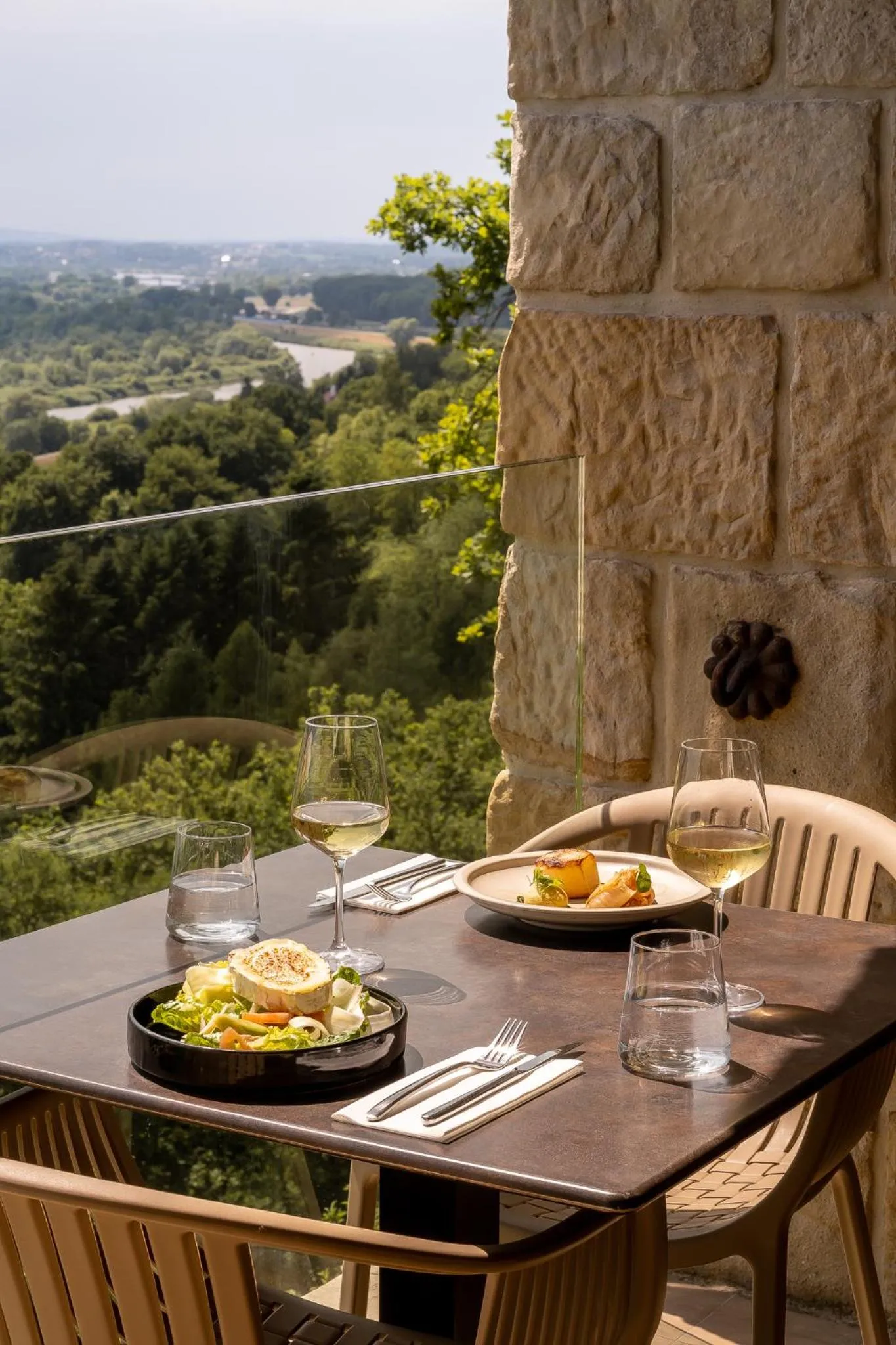 Restaurant/places to eat in Forest Hotel