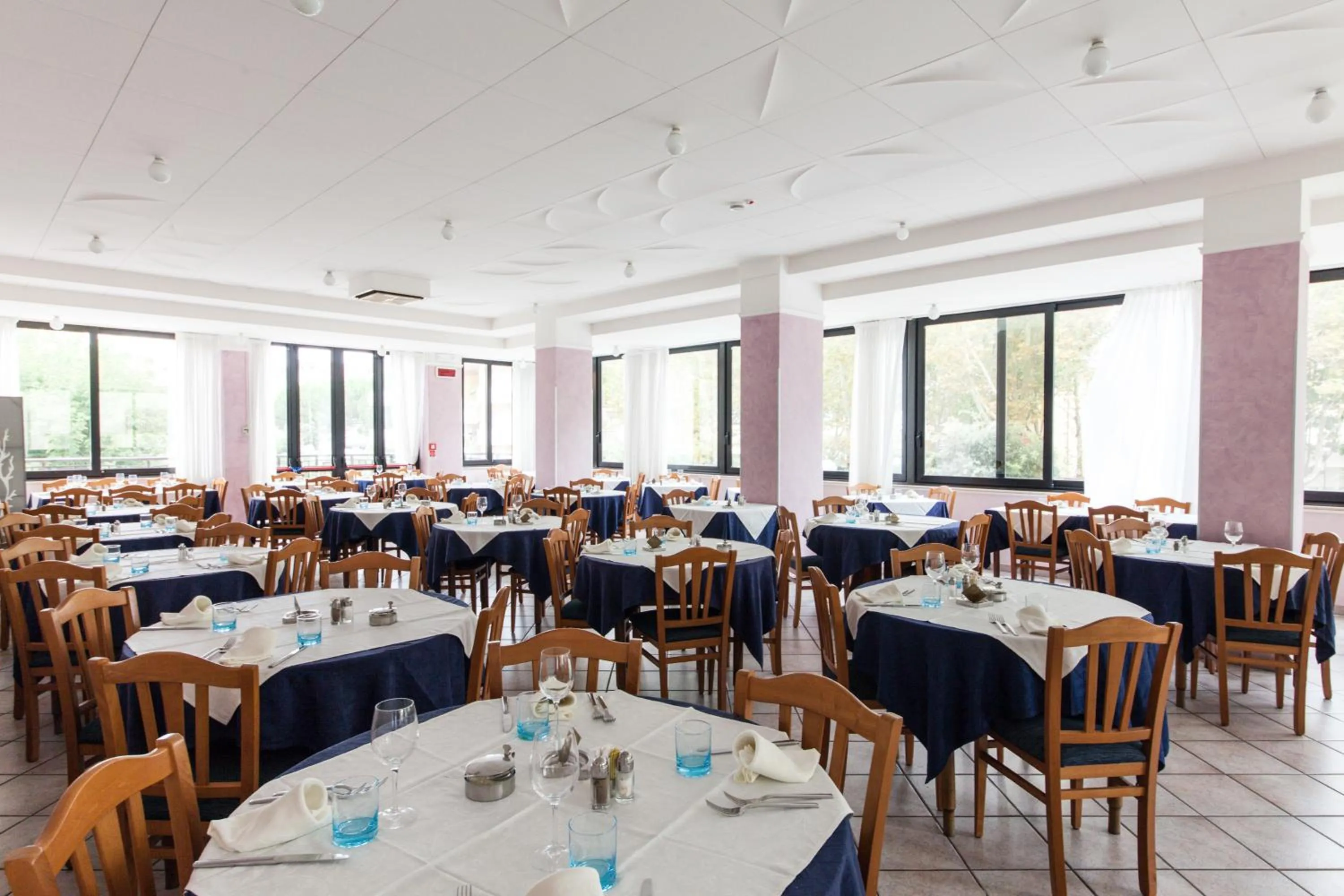 Restaurant/places to eat in Hotel Apollo