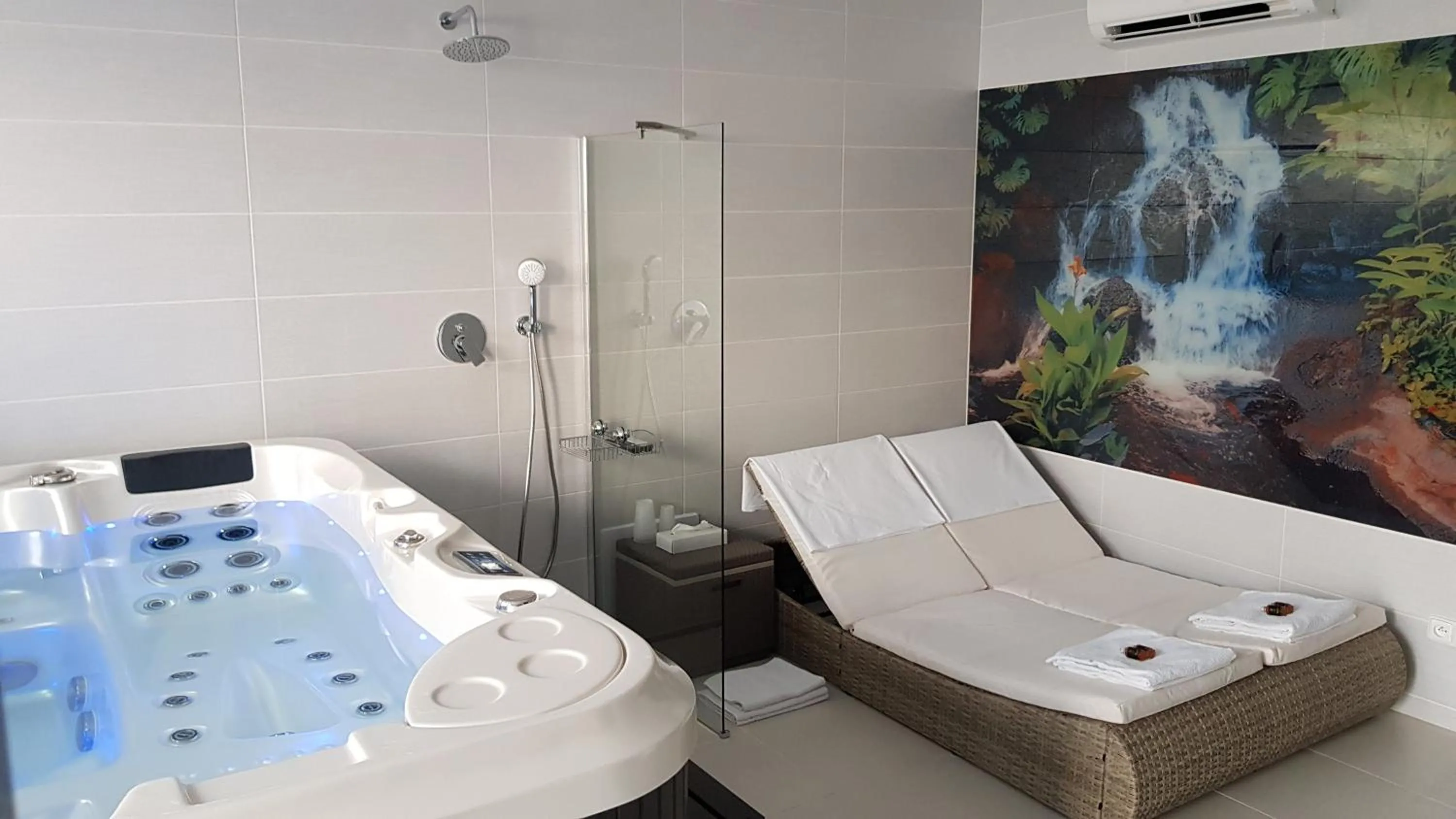 King Suite with Spa Bath in Hotel Amerika
