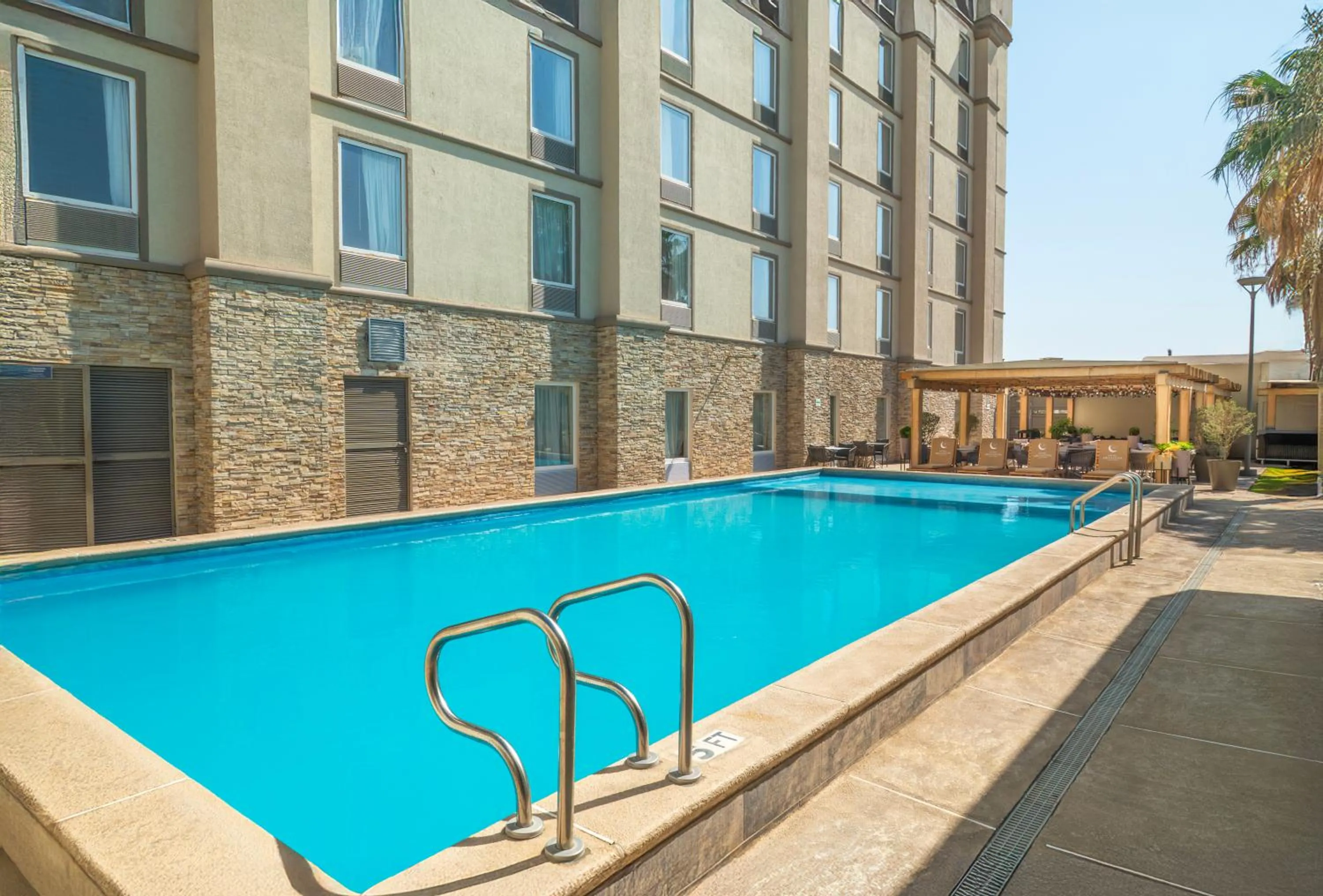 Swimming pool in Hotel Mesaluna Near American Consulate